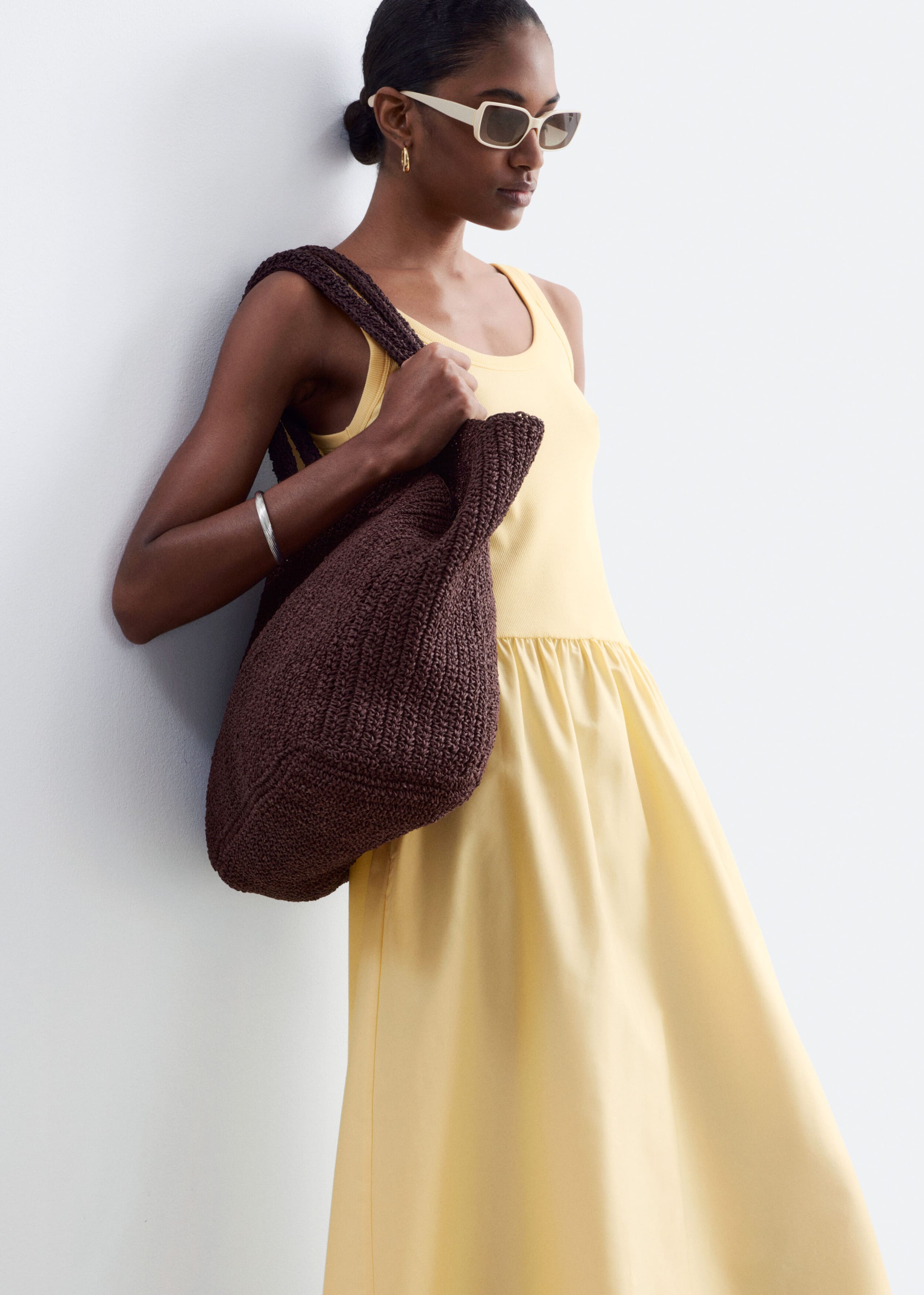 Ribbad midiklänning i bomull i linnemodell – Gul – lookbook