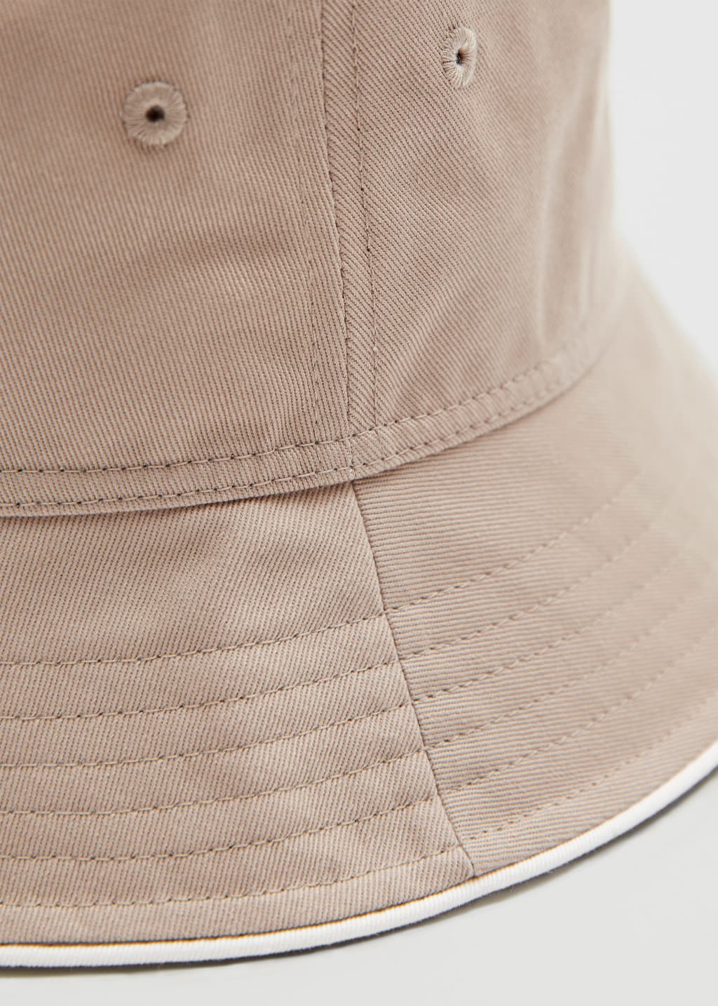 TopstitchedCottonBucketHat - {{variantName}} - Detalle descriptivo