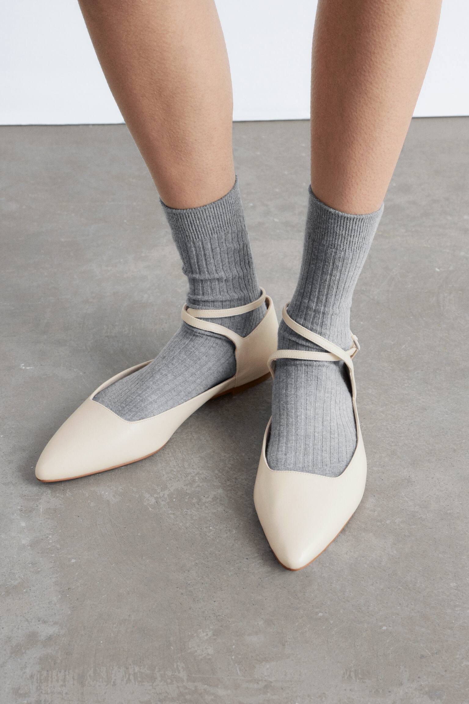 נעלי בלט שטוחות מעור עם רצועות מוצלבות - לבן/חום - 6