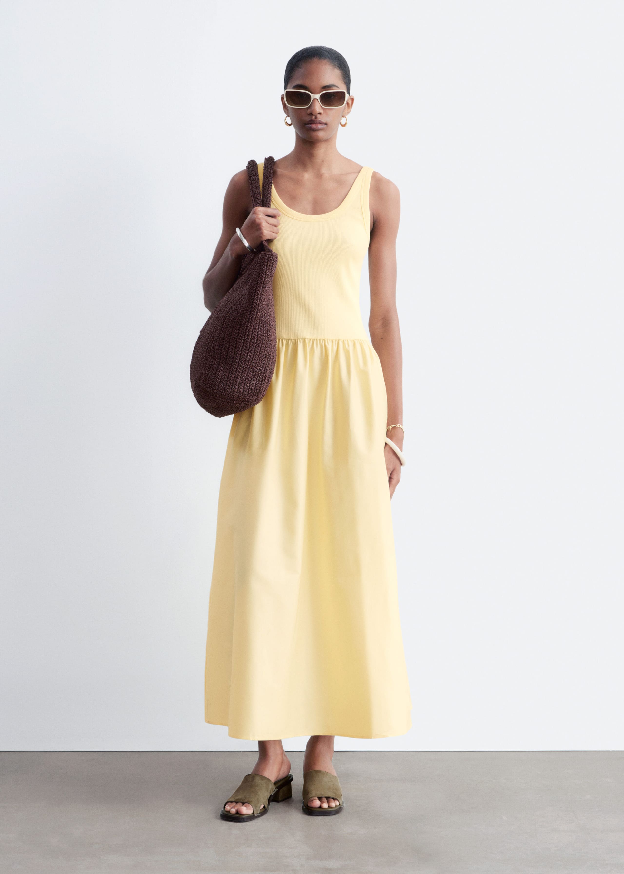 Ribbad midiklänning i bomull i linnemodell – Gul – lookbook