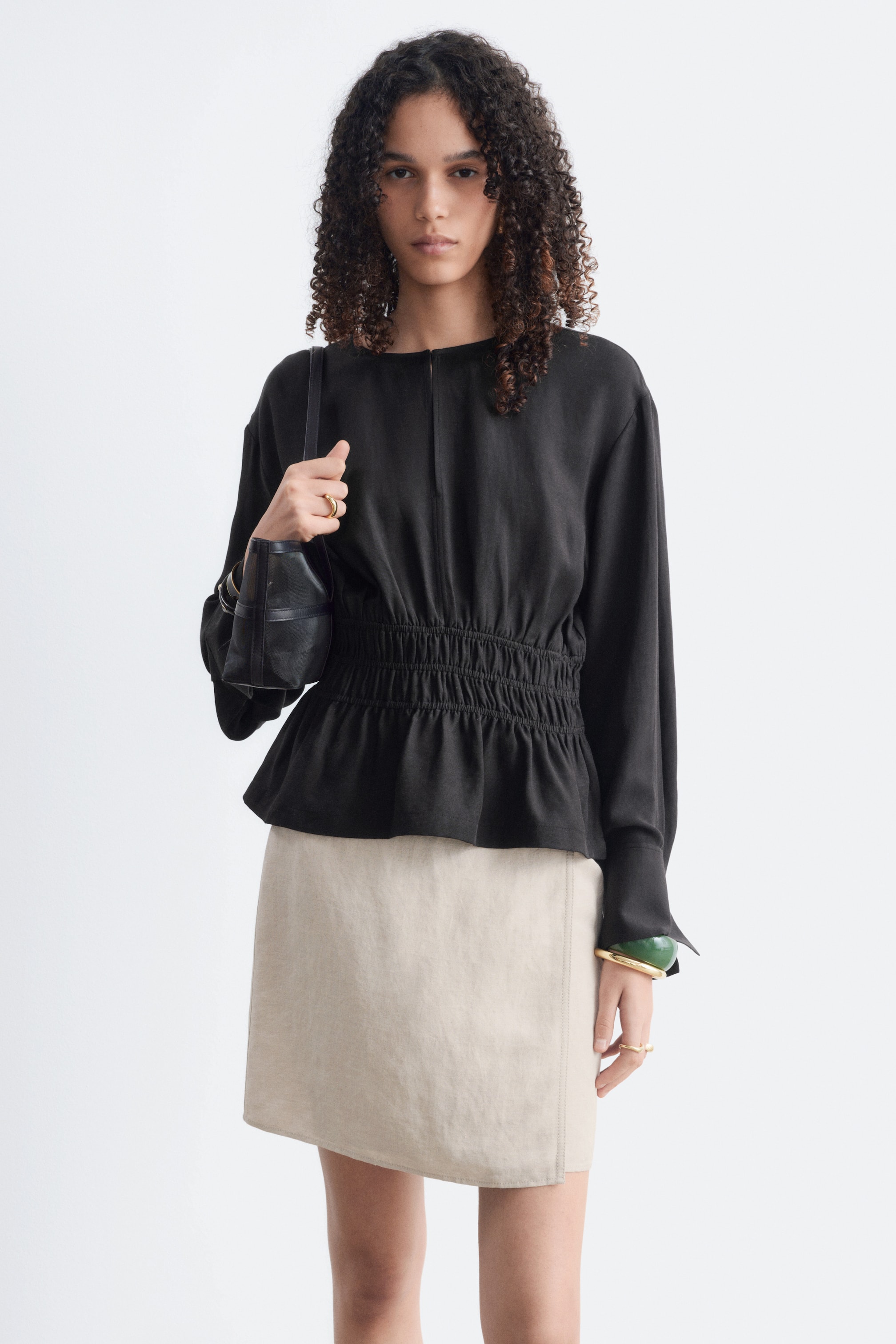 Größeres Bild ansehen: Leinenbluse mit gesmokter Taille - Schwarz - Ladies | H&M DE 1