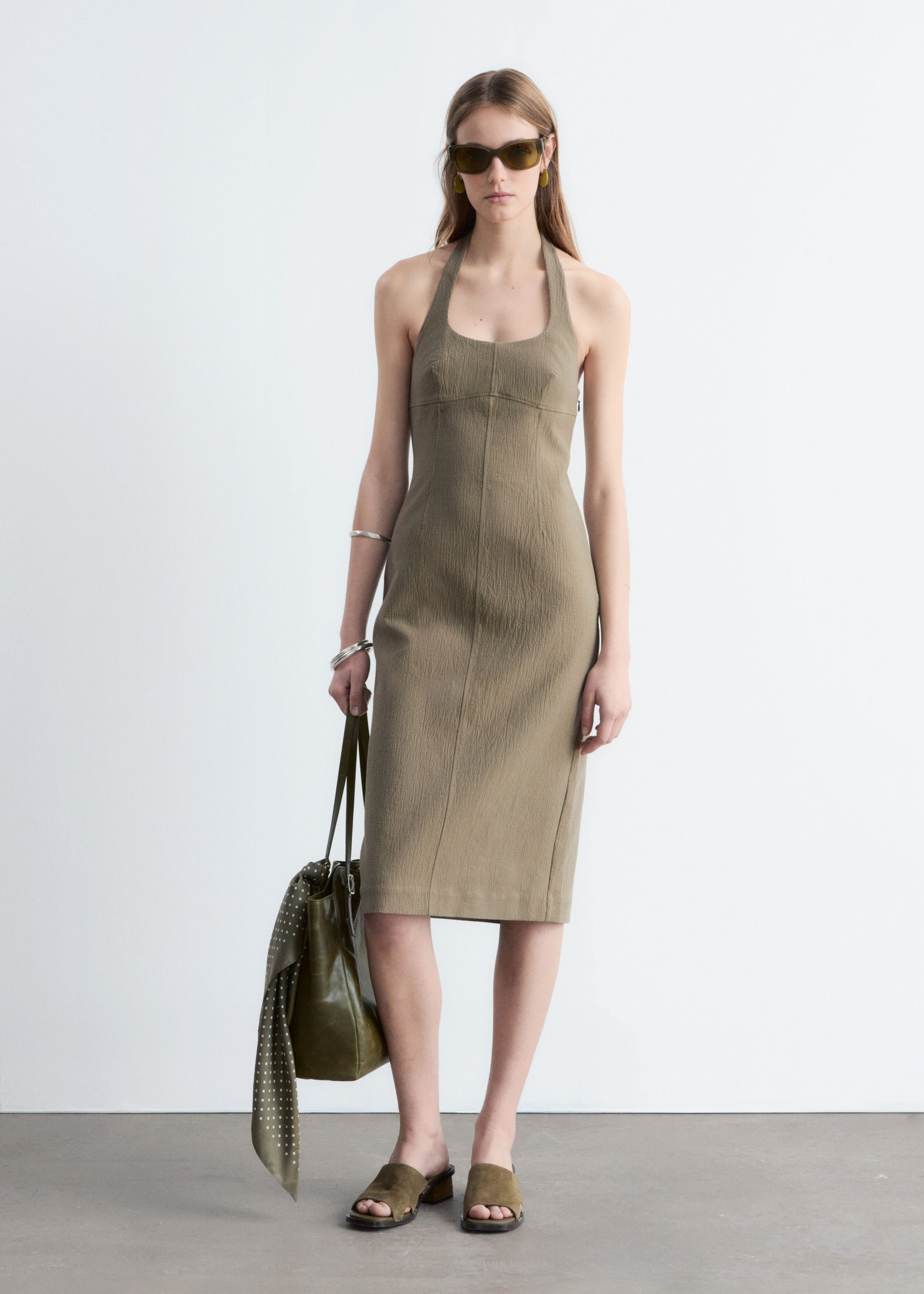 Image of Vestido midi con cuello halter