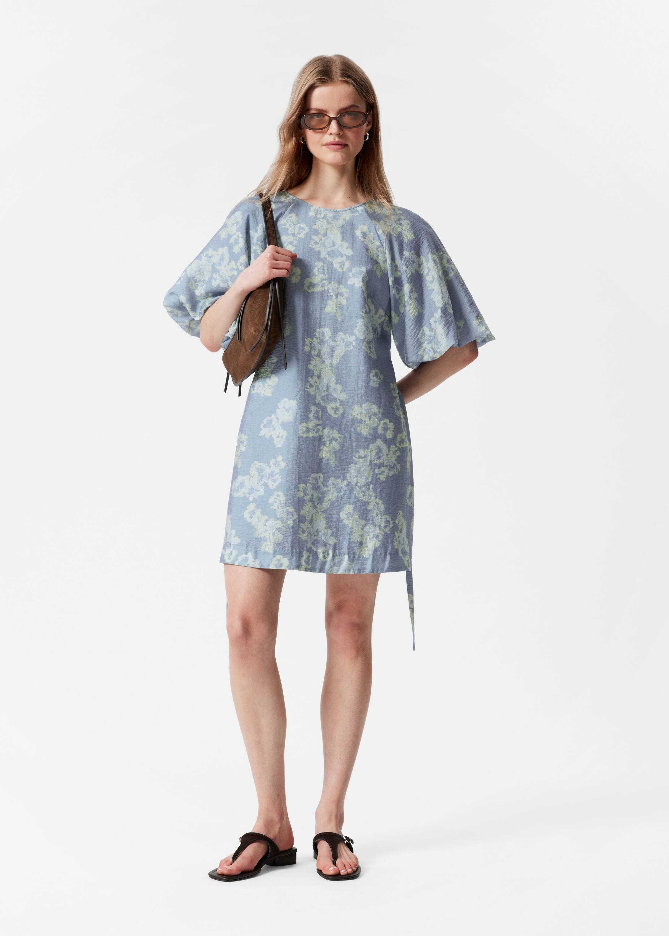 Agrandir l'image: Robe courte à manches volumineuses - Motif fleuri bleu - FEMME | H&M FR 1