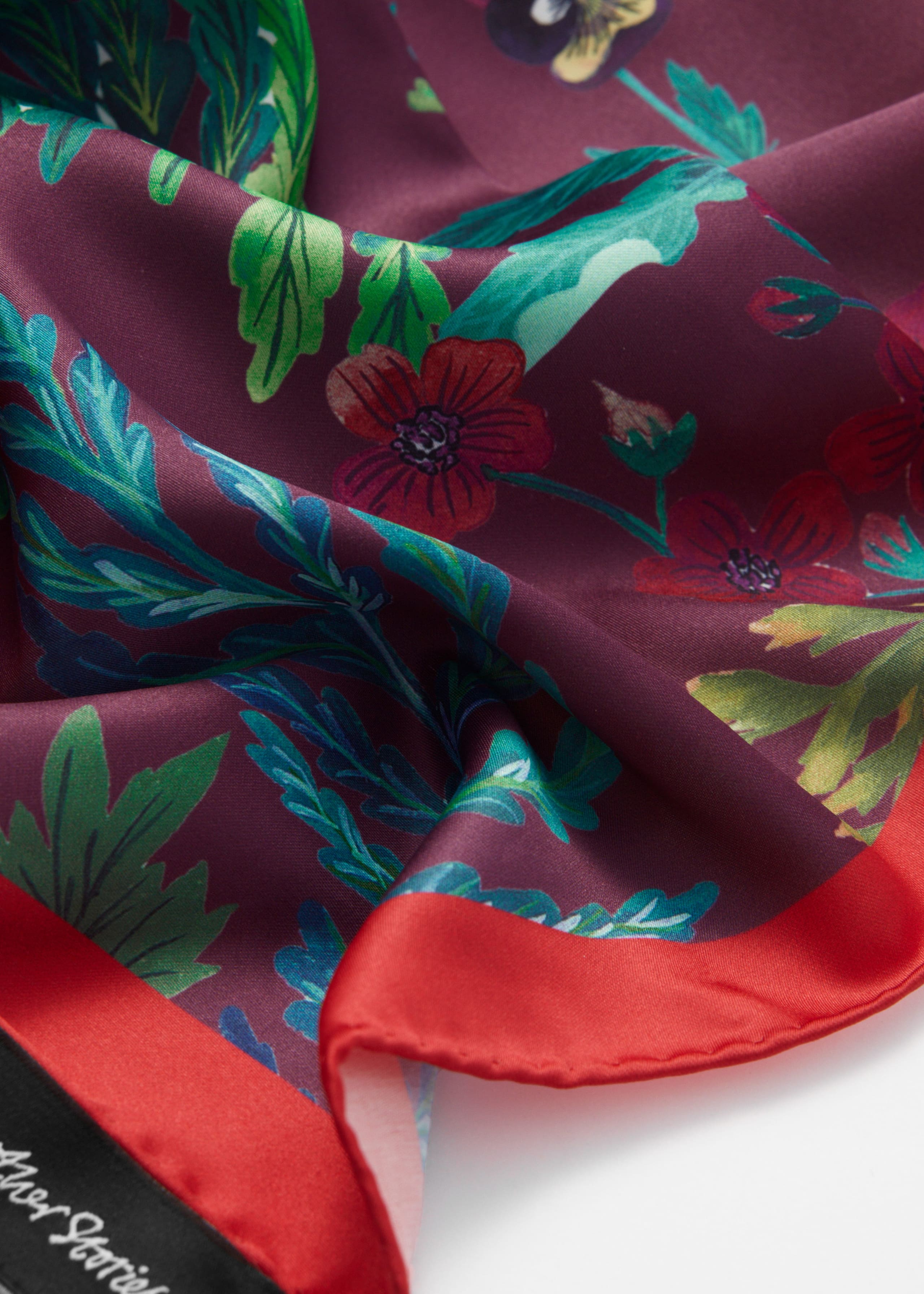 Foulard carré à motif fleuri - {{variantName}} - Descriptive Detail