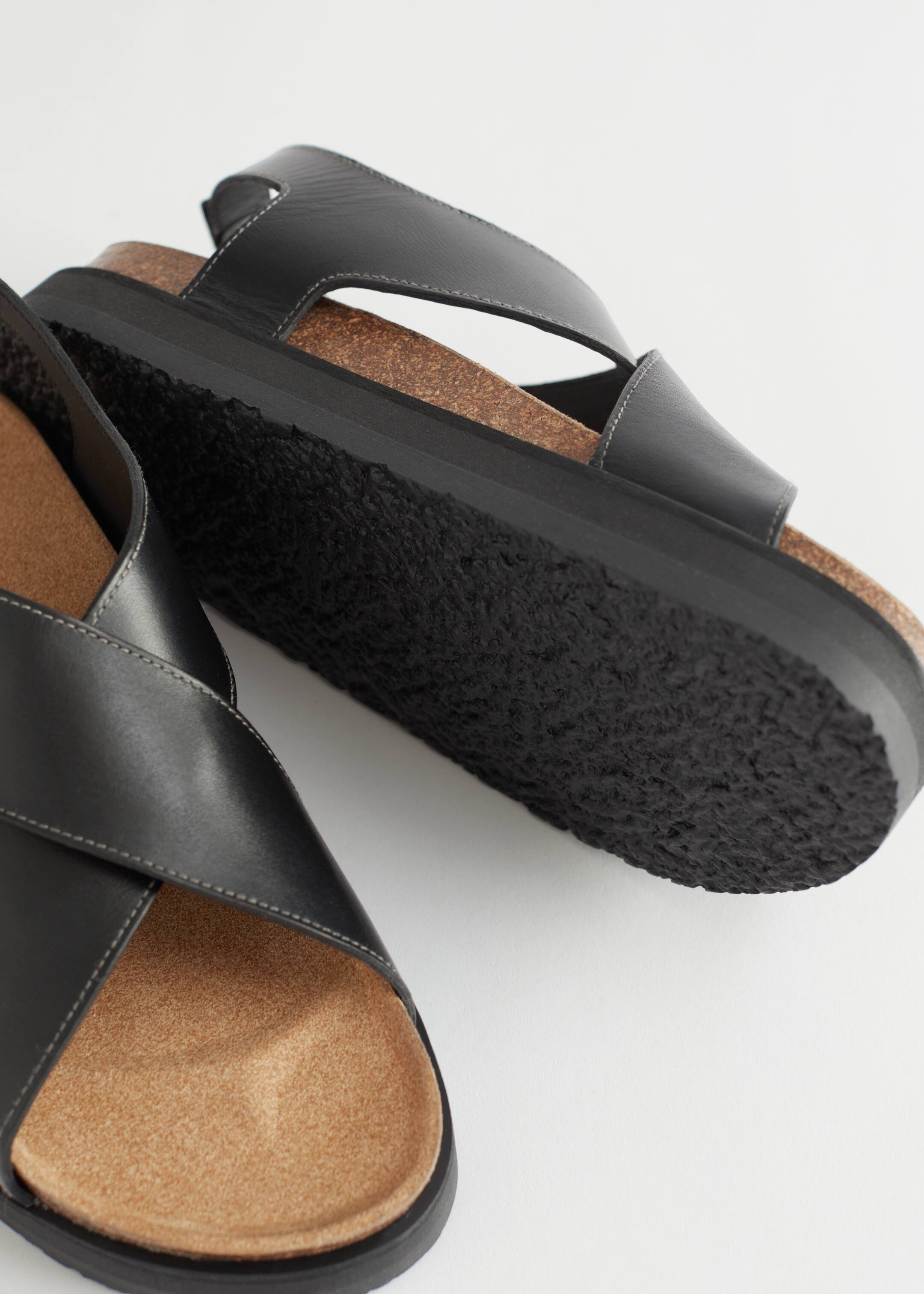 Zobrazit větší obrázek: Kožené sandály s překřížením - Black - ŽENY | H&M CZ 3