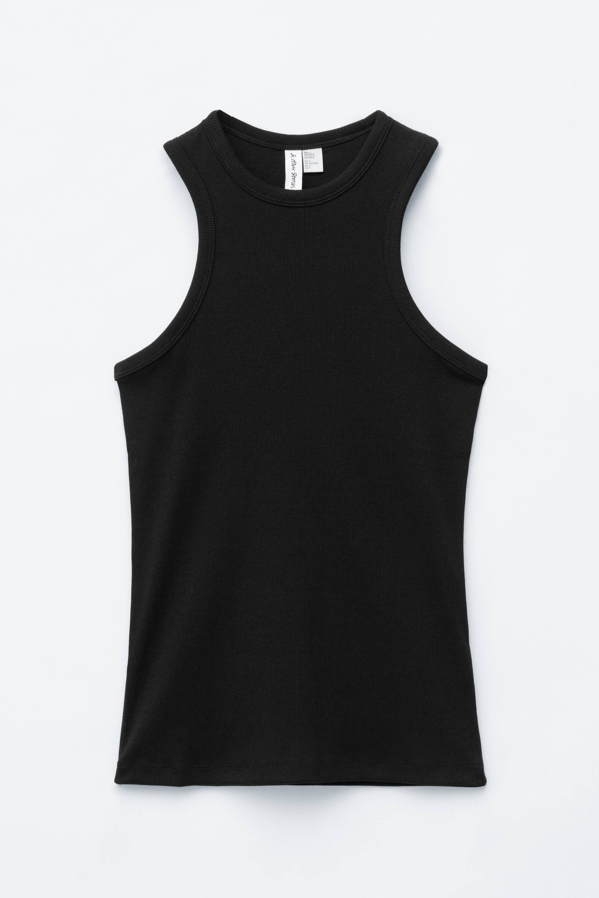 Grotere afbeelding bekijken: Een zwarte geribbelde tanktop ligt plat en toont de voorkant. Het heeft een ronde hals, smalle schouderbandjes die passen bij een racerback-ontwerp, en een rechte zoom. De stof vertoont een kenmerkende geribbelde textuur.