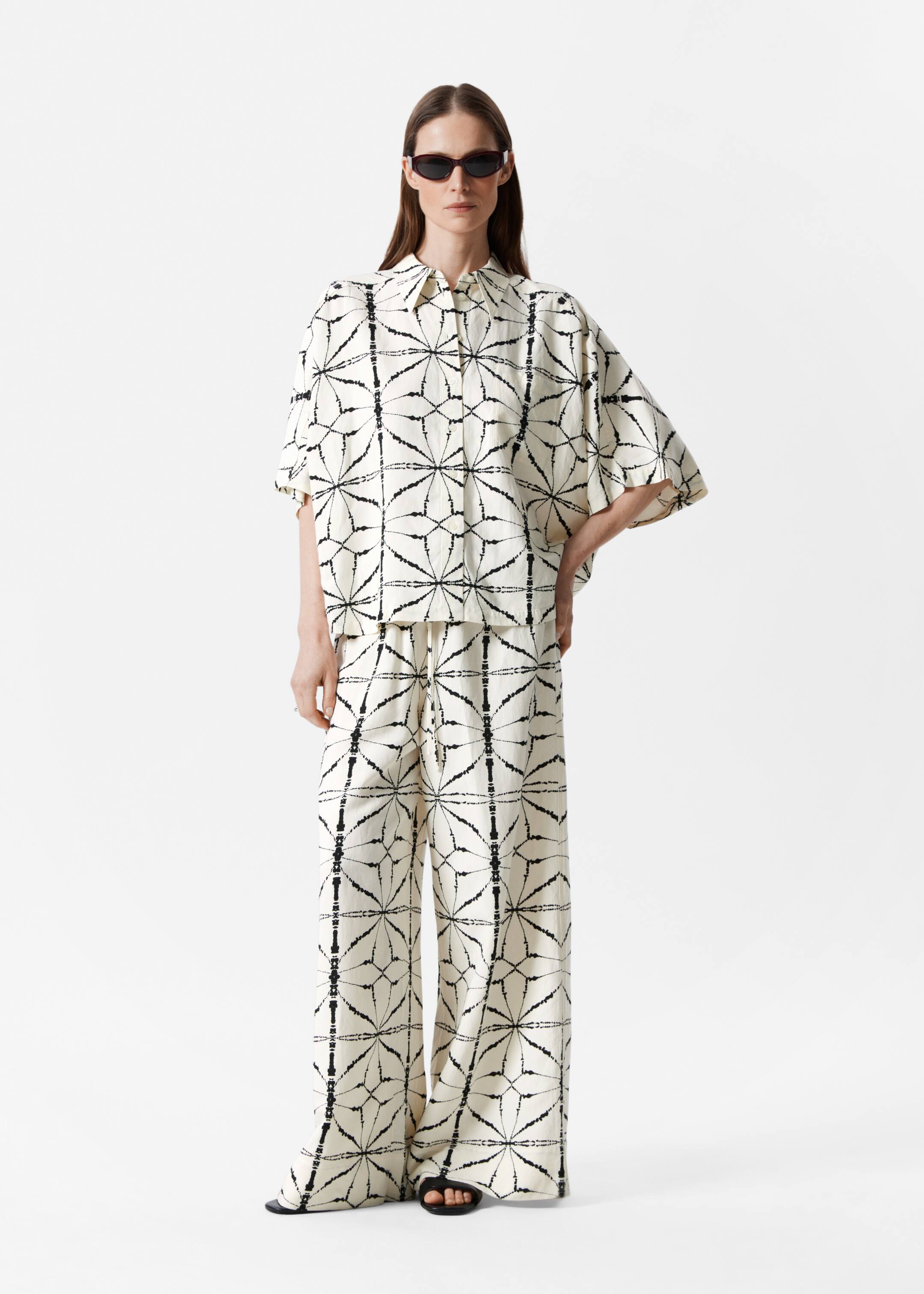 Visa större bild: Kortärmad skjorta - Vit/Tryck - DAM | H&M SE 2