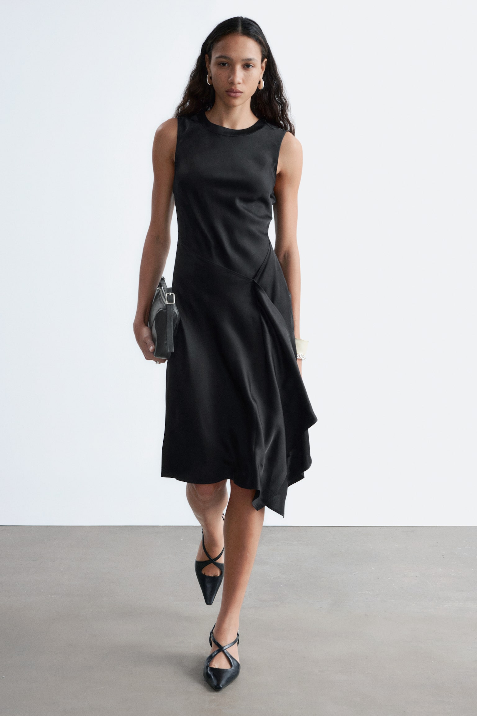 Abito midi in raso asimmetrico - Nero/Rosa polvere - 1