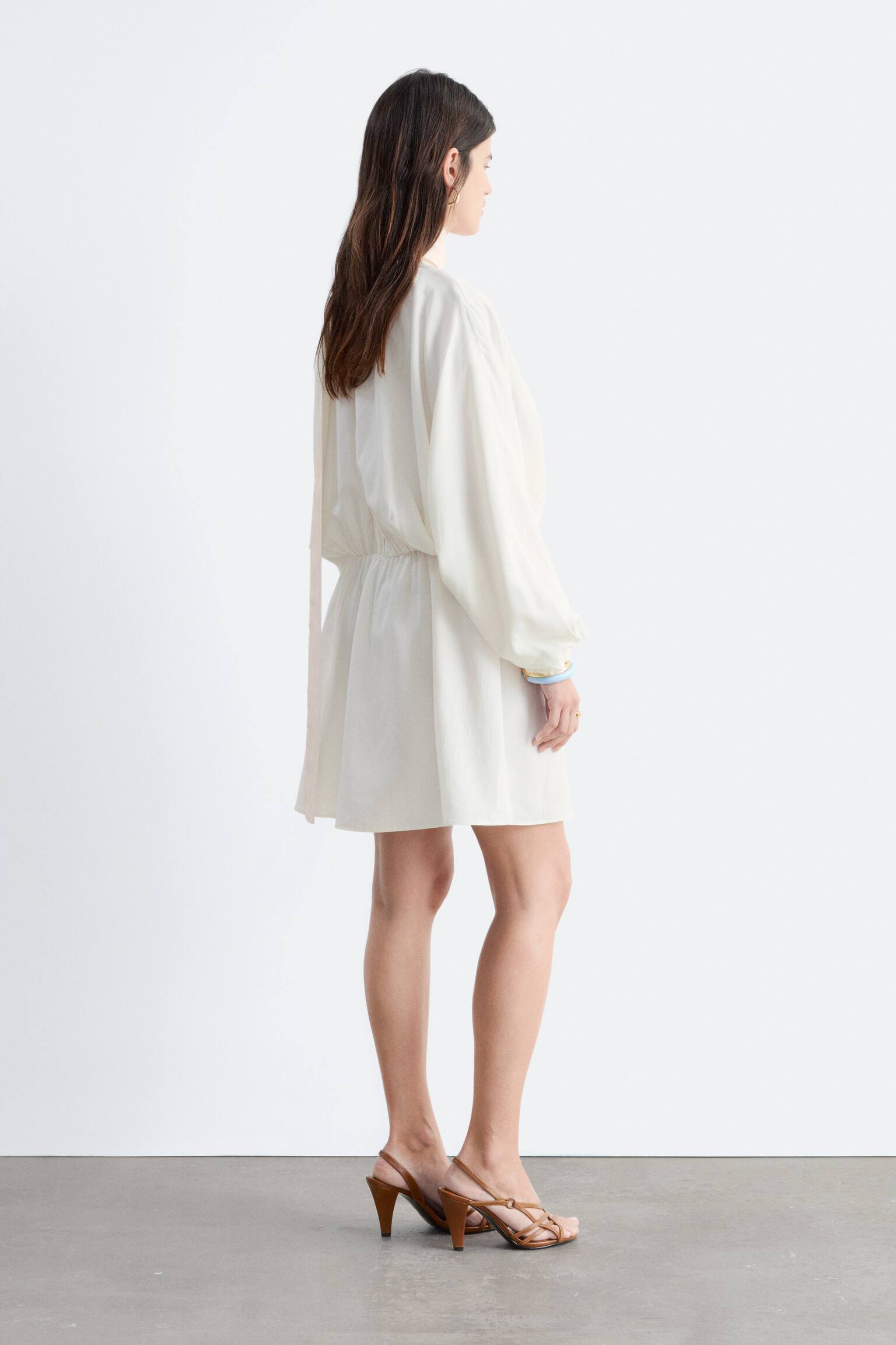 Miniklänning med omlott och scarf-detalj - Vit/Svart - 3