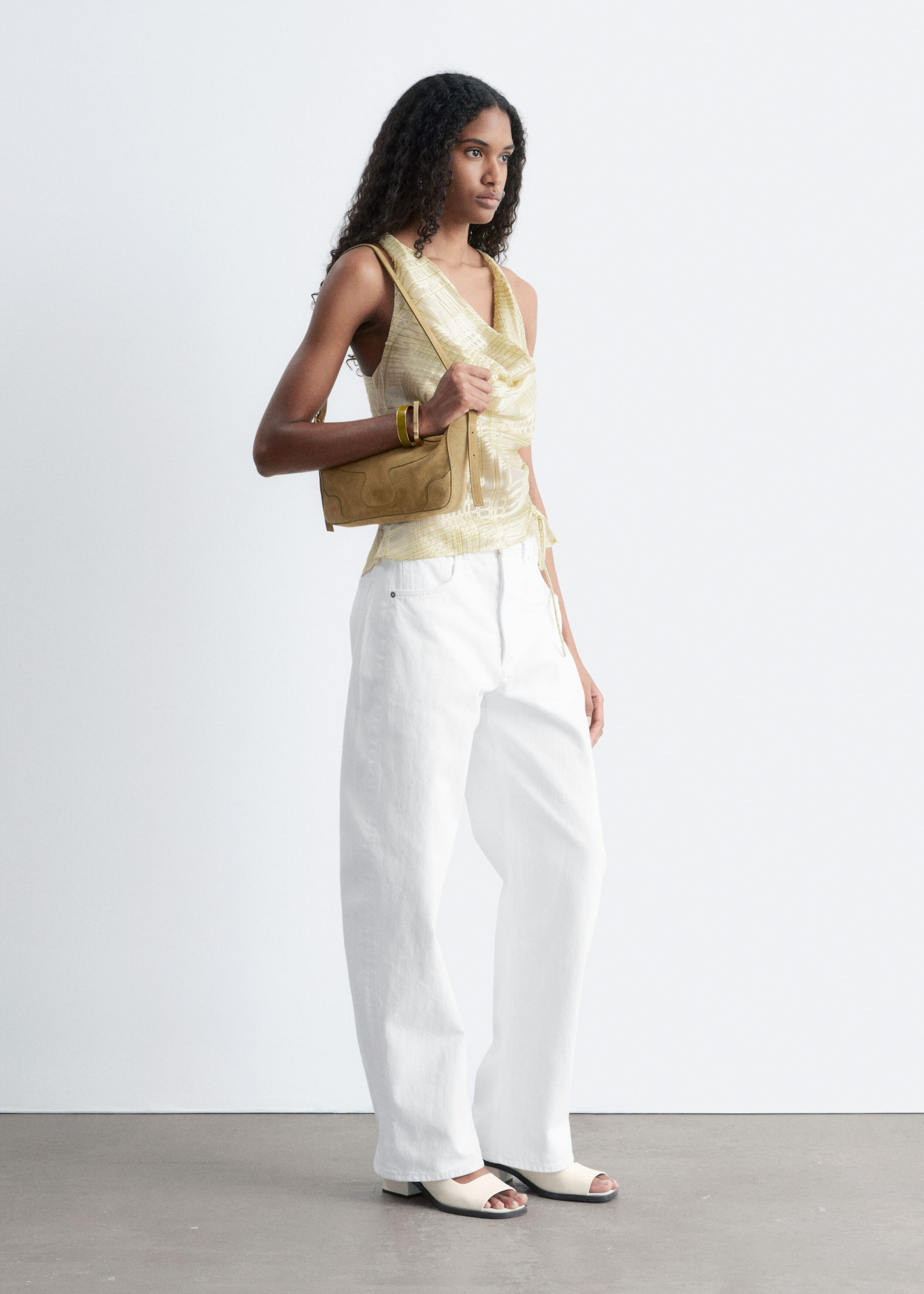 Topp med draperad halsringning och dragsko – Svart/blommigt tryck – lookbook