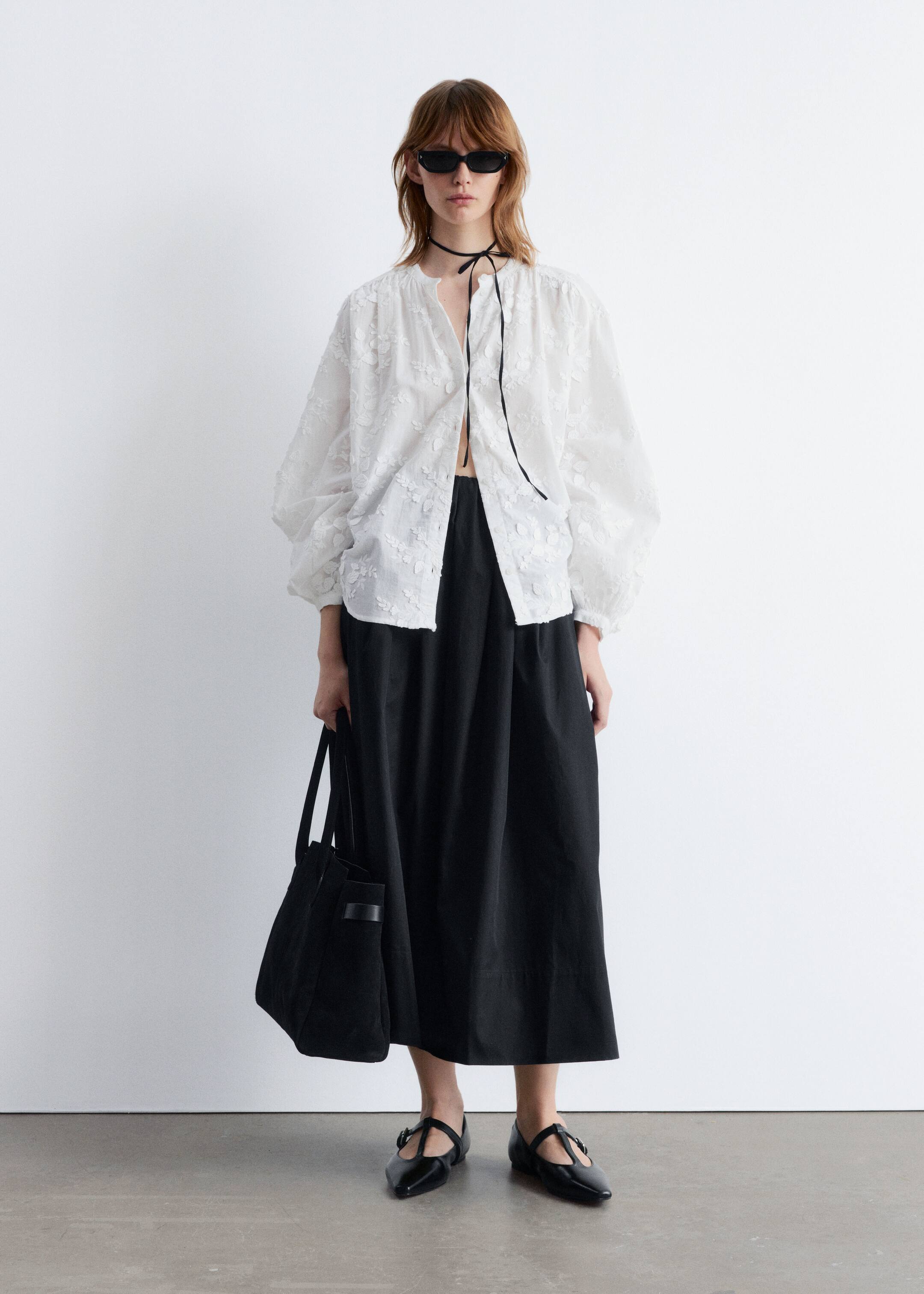 Grösseres Bild ansehen: Voluminöse Bluse mit Blumenapplikation - Weiß - DAMEN | H&M CH 2