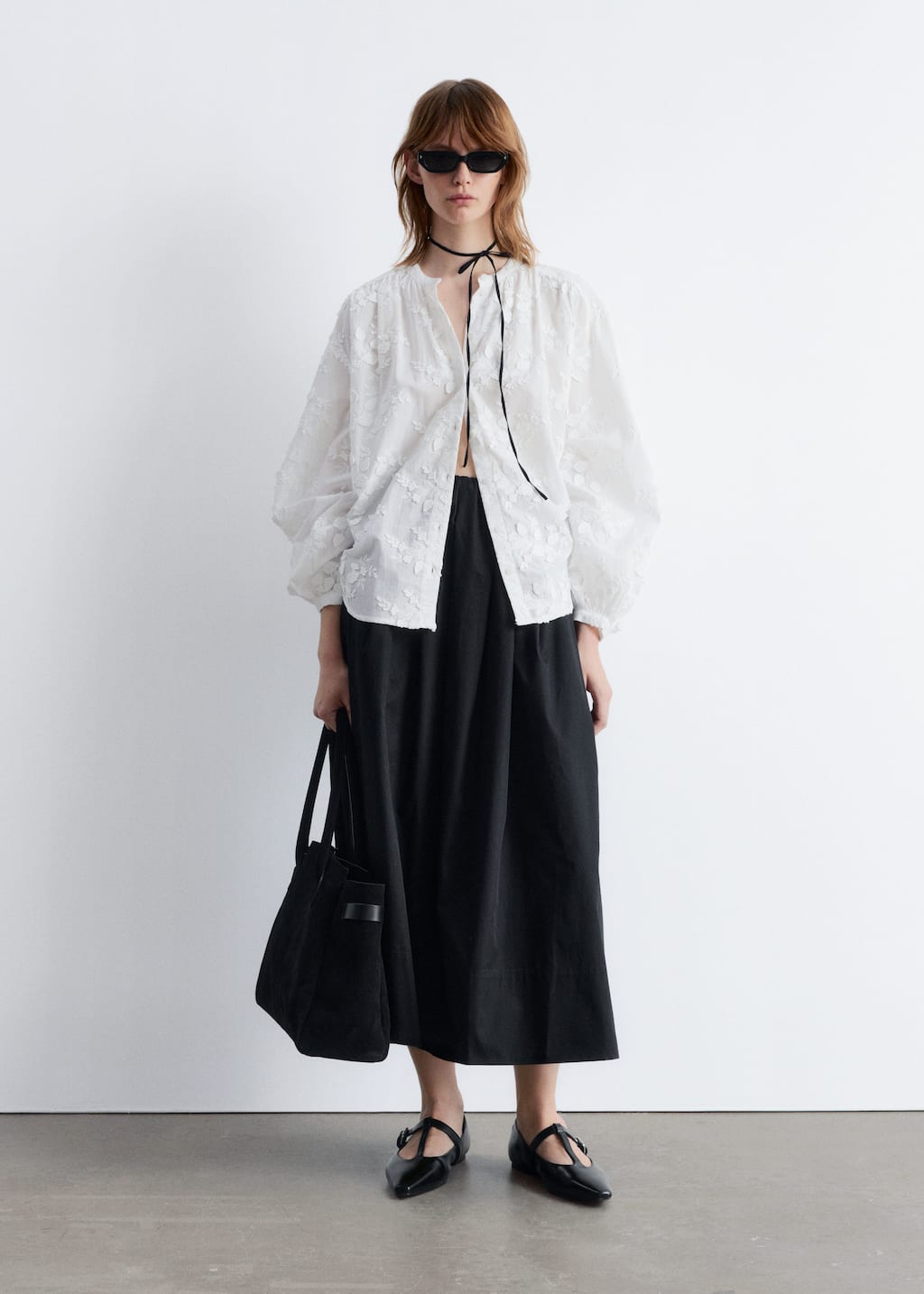 Image of Blusa voluminosa con apliques florales