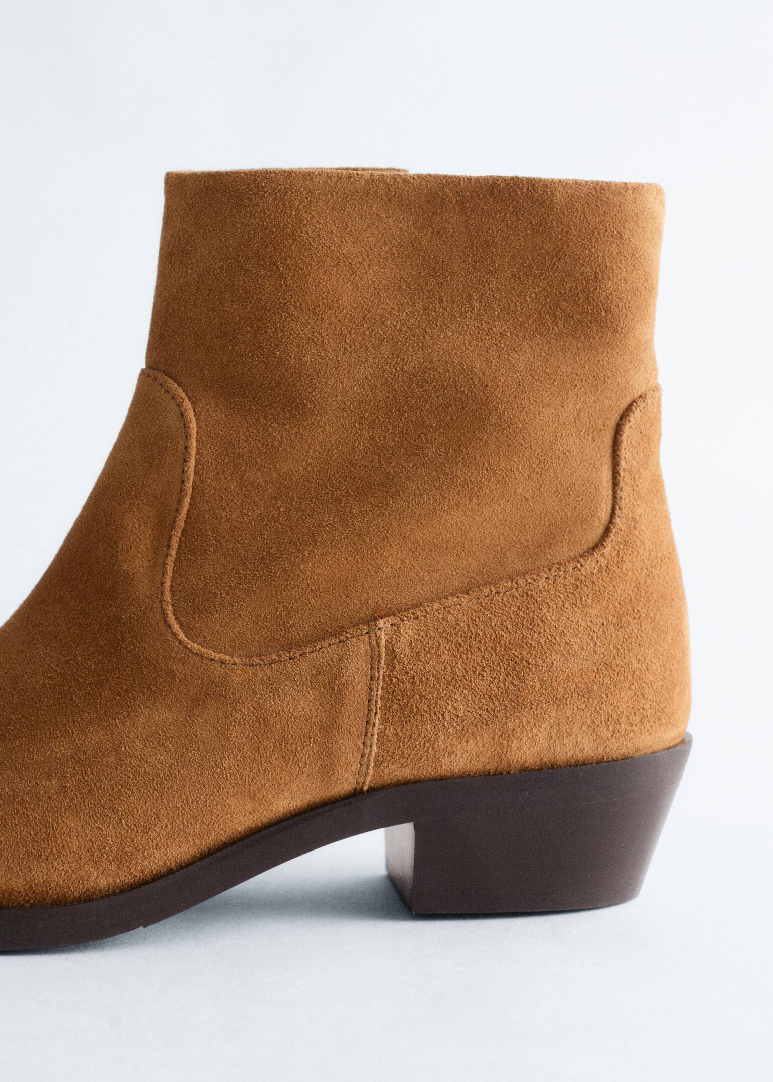 Ankle Boots aus Leder mit spitzer Zehenpartie - Beigefarbenes Veloursleder - 3
