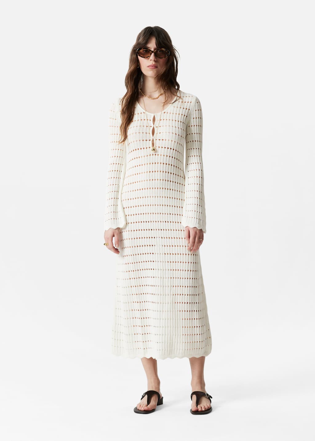 Dzianinowa sukienka midi z falistymi brzegami – Biały – Lookbook
