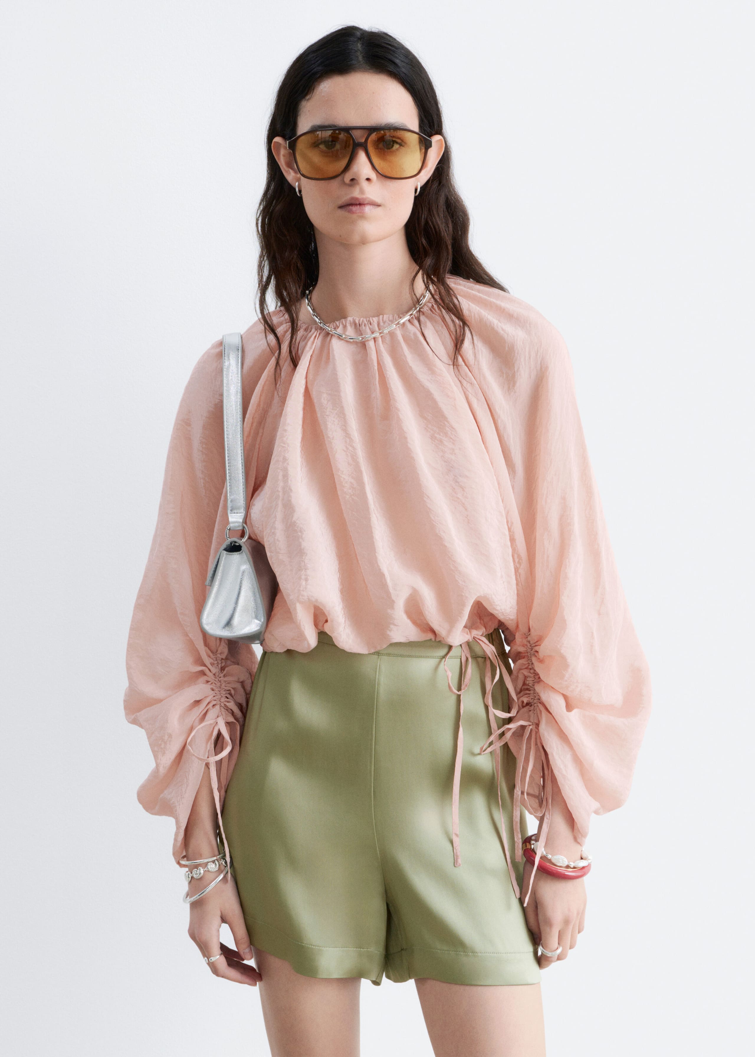 Dra-på-shorts i satin – Ljusgrön – lookbook