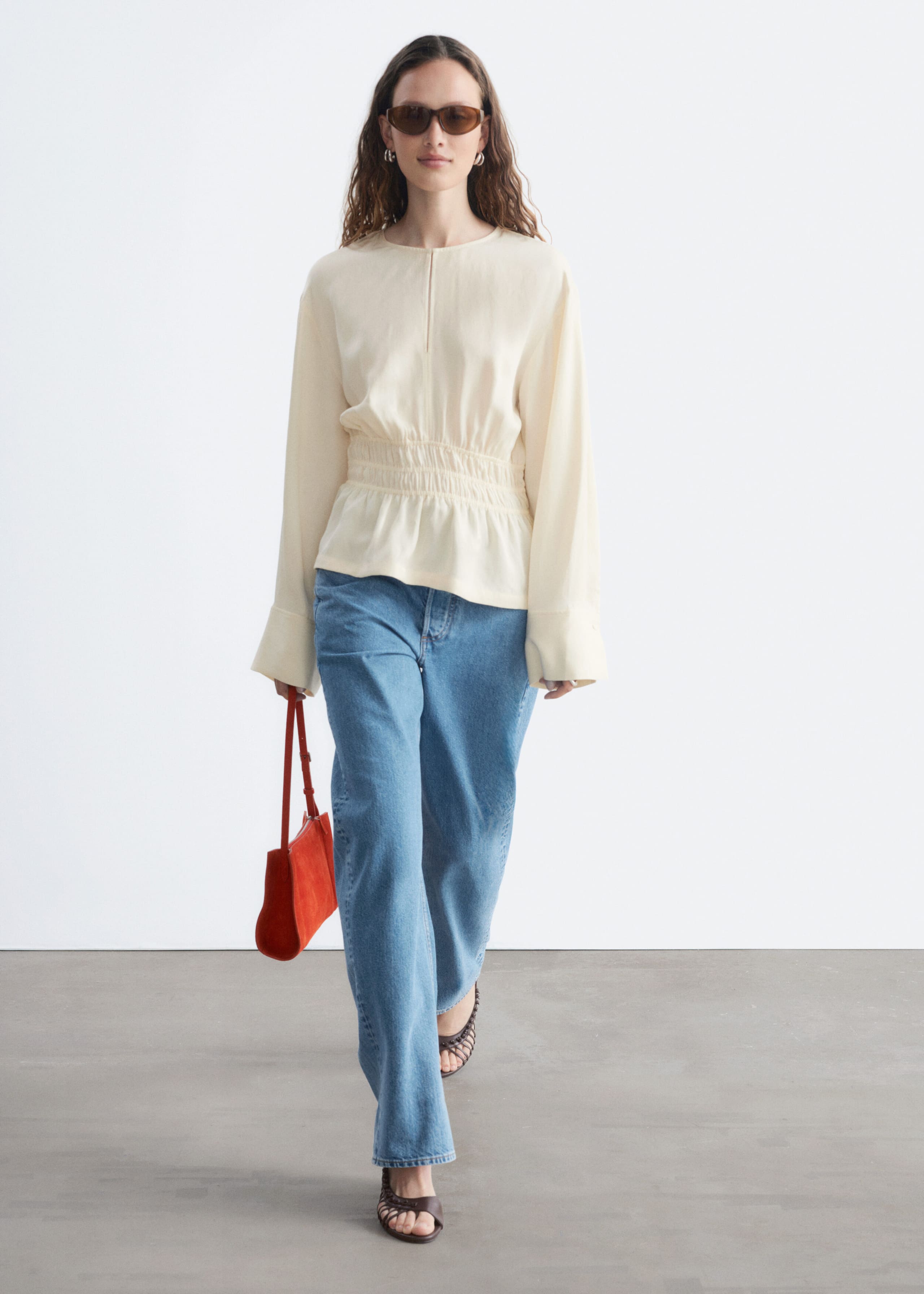 Linneblus med smockad midja – Svart – lookbook