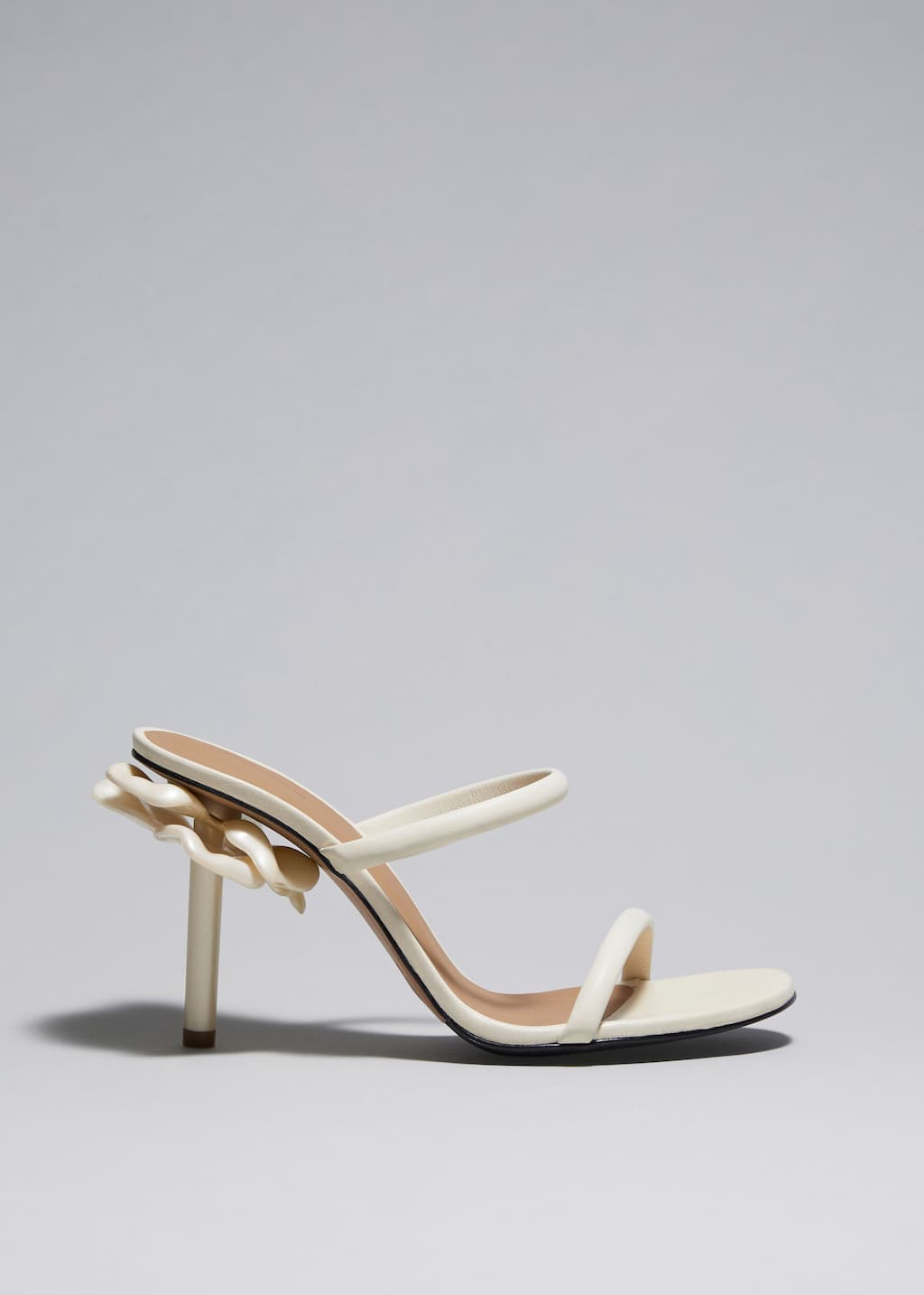 Mules de piel adornados con flores