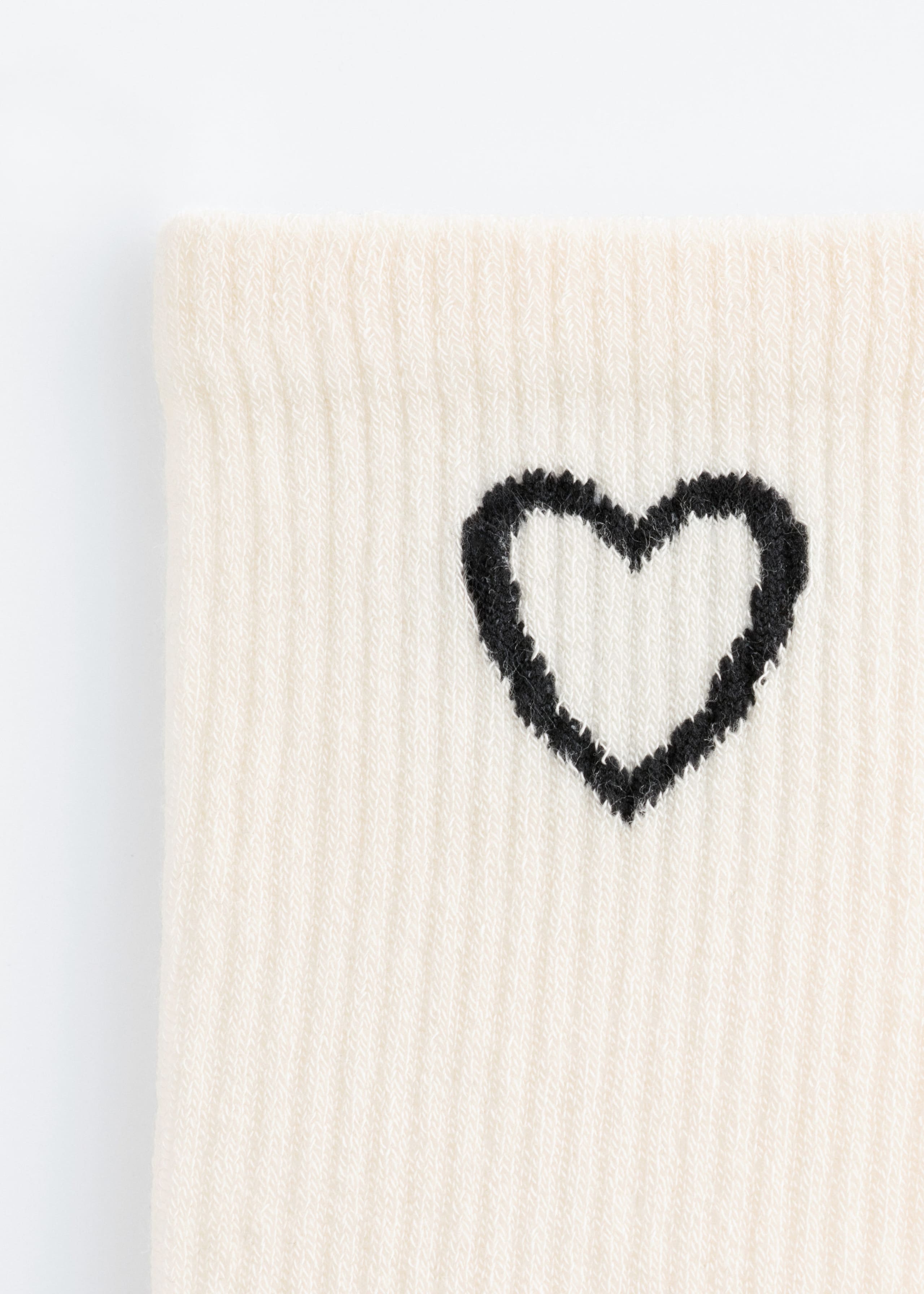 Skarpetki z prążkowanej dzianiny – Złamana biel/wzór serca – Martwa natura