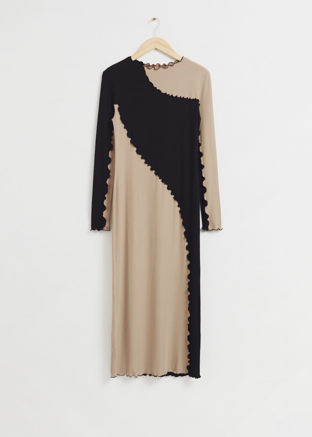 FittedFrilledEdgeDress - Black and Cream Colour-Block - Bodegón