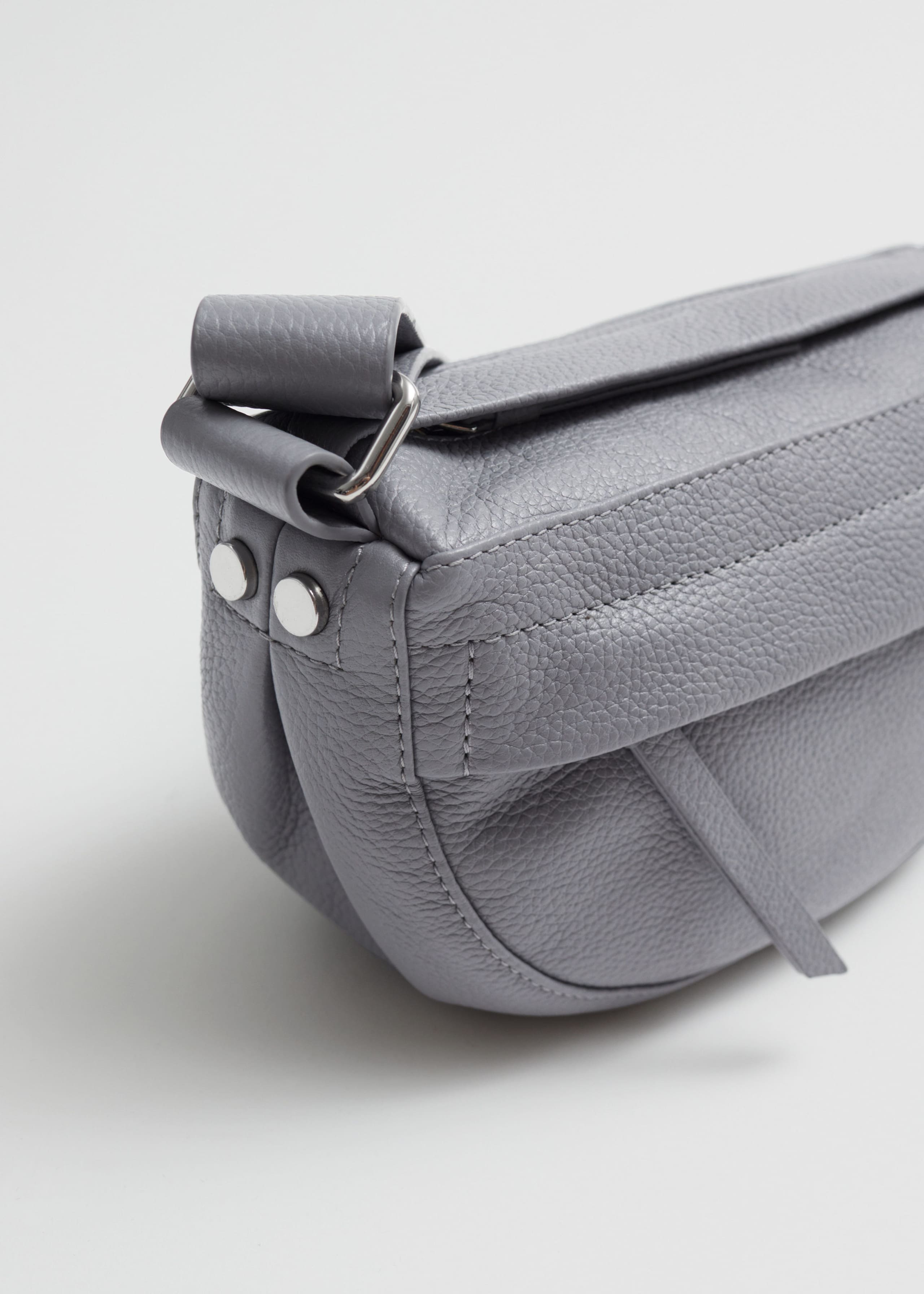 Borsa a tracolla piccola in morbida pelle - {{variantName}} - Descrizione dettagliata
