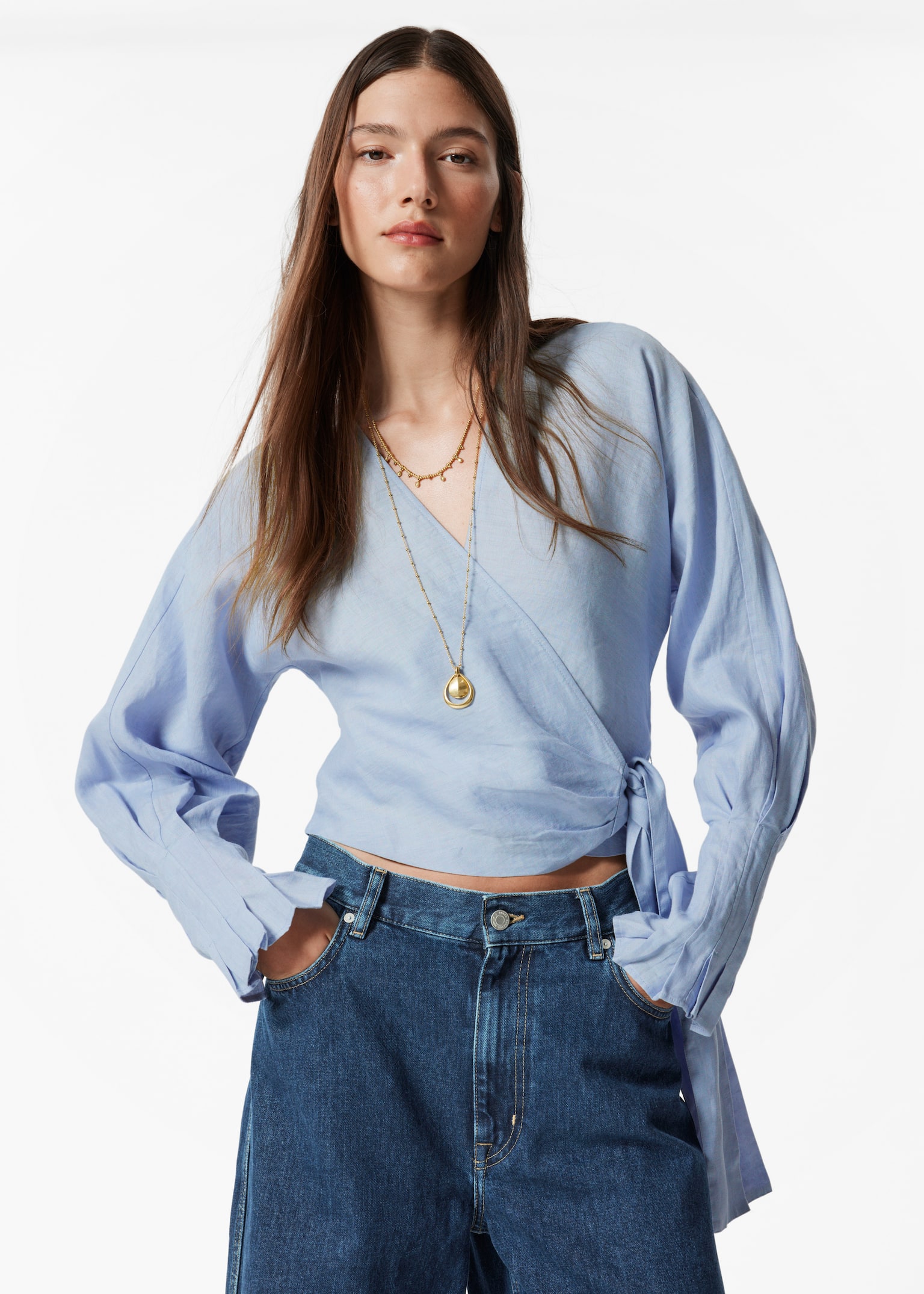 Blusa de trespasse em linho - Azul sujo/Castanho escuro