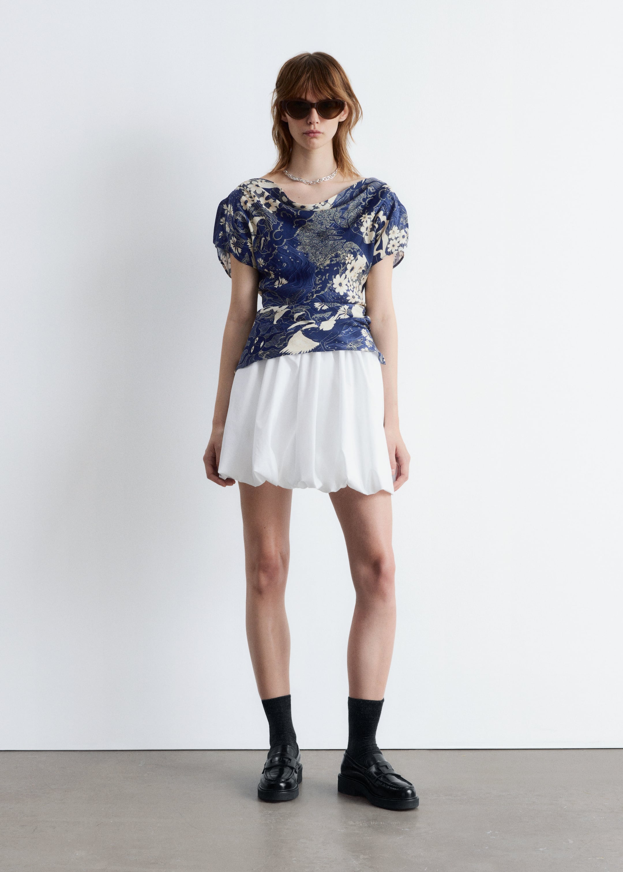 Grotere afbeelding bekijken: Gedrapeerde top met gedrapeerde kraag - Donkerblauw/beige patroon - DAMES | H&M NL 2