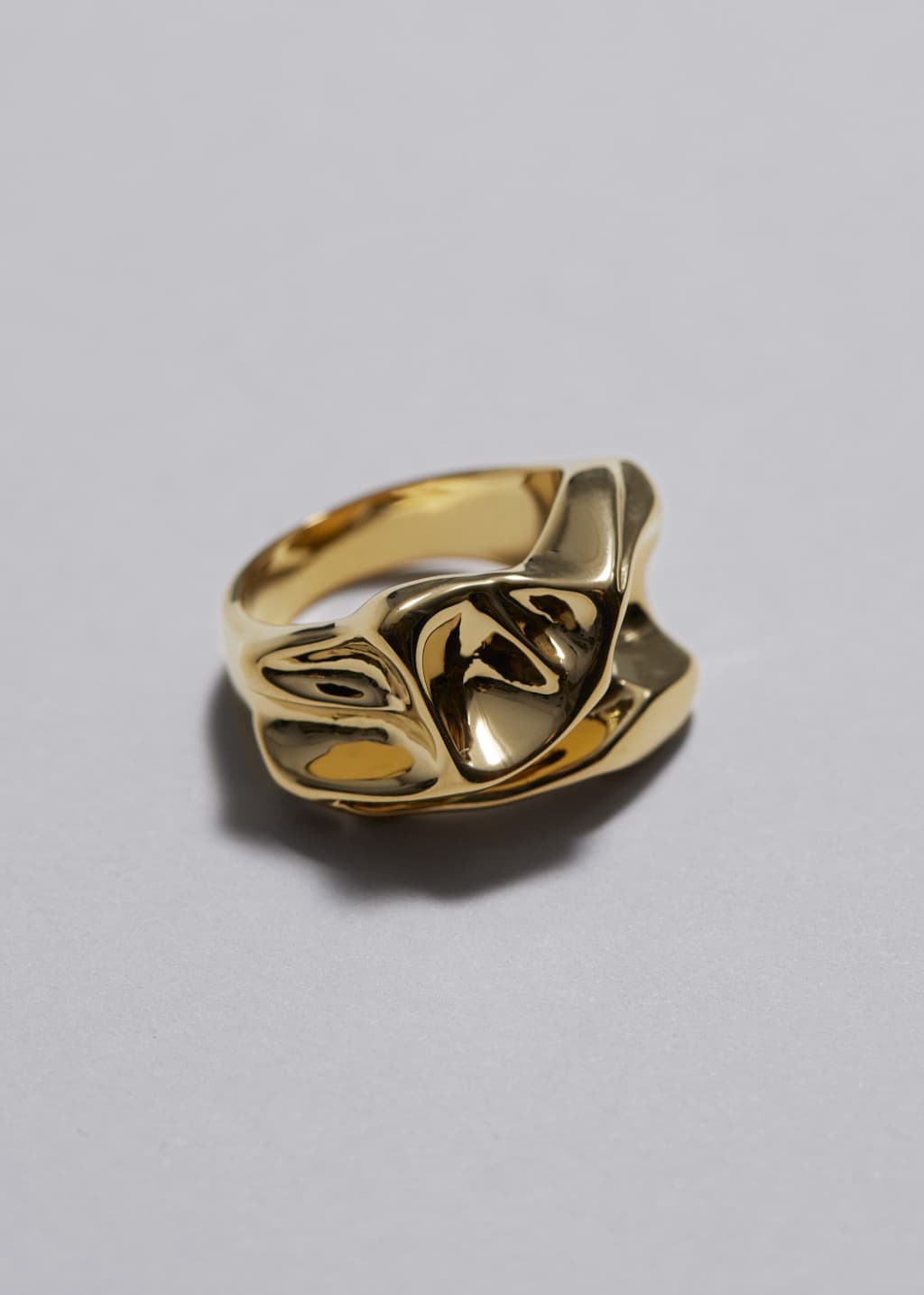 Anello scultoreo drappeggiato