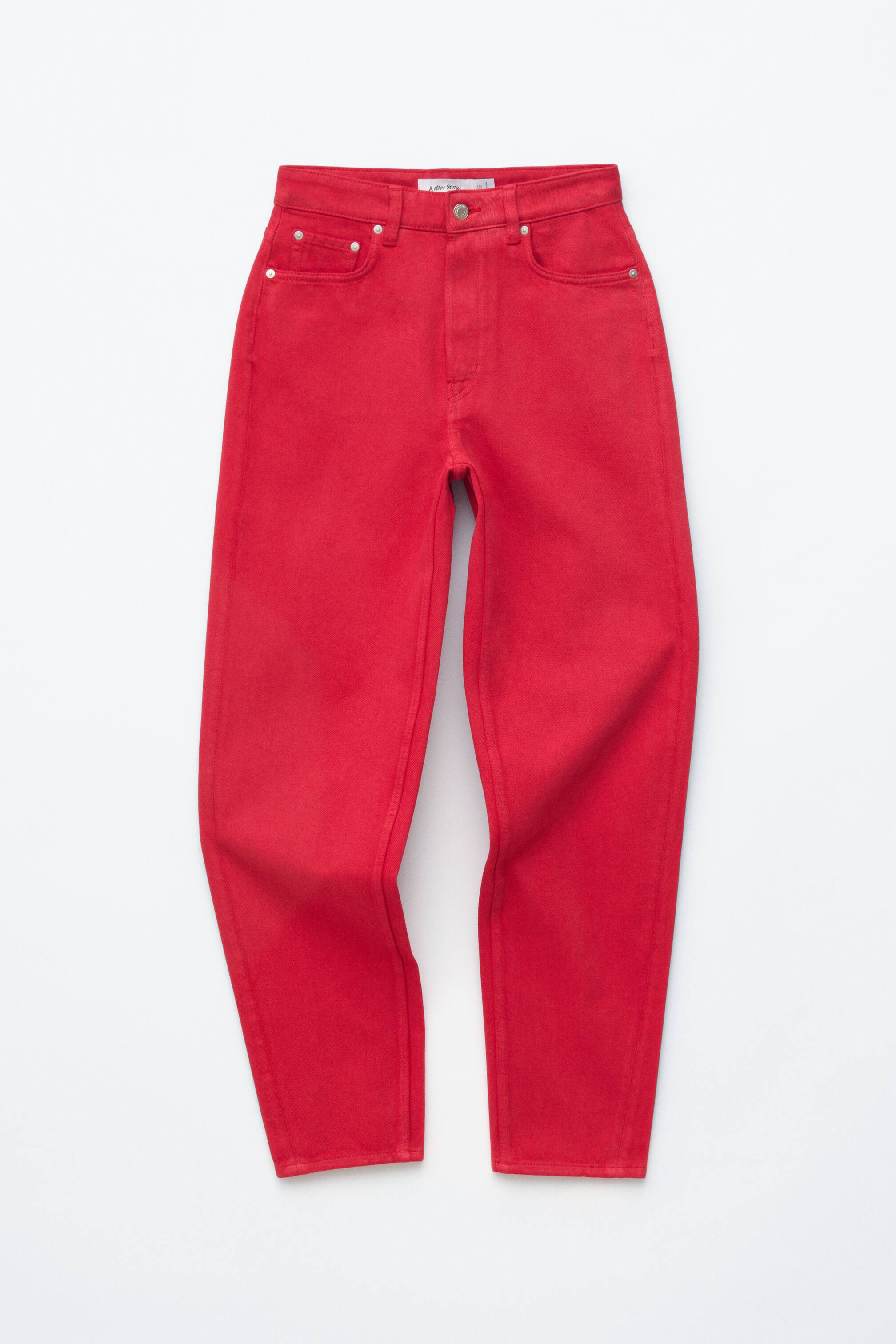 Grotere afbeelding bekijken: Een paar rode jeans wordt FRONT gepresenteerd, met een hoge taille en rechte pijpen die subtiel toelopen naar de zoom. Ze zijn gemaakt van gestructureerde denim en hebben twee voorzakken, een muntzakje en een ritssluiting aan de voorkant.