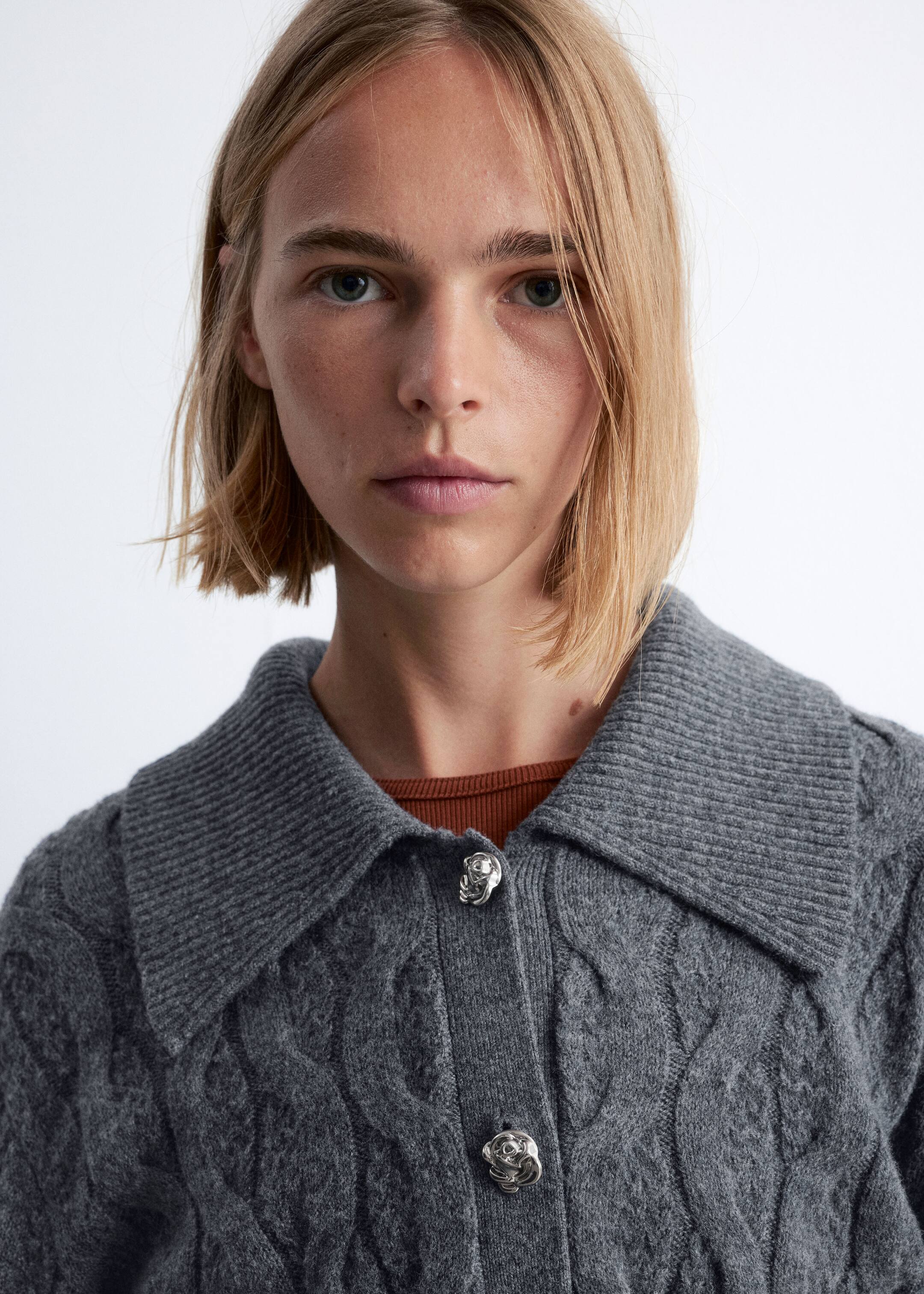 Größeres Bild ansehen: Strickjacke aus Wollmix mit Zopfmuster - Dark Grey - Ladies | H&M DE 3