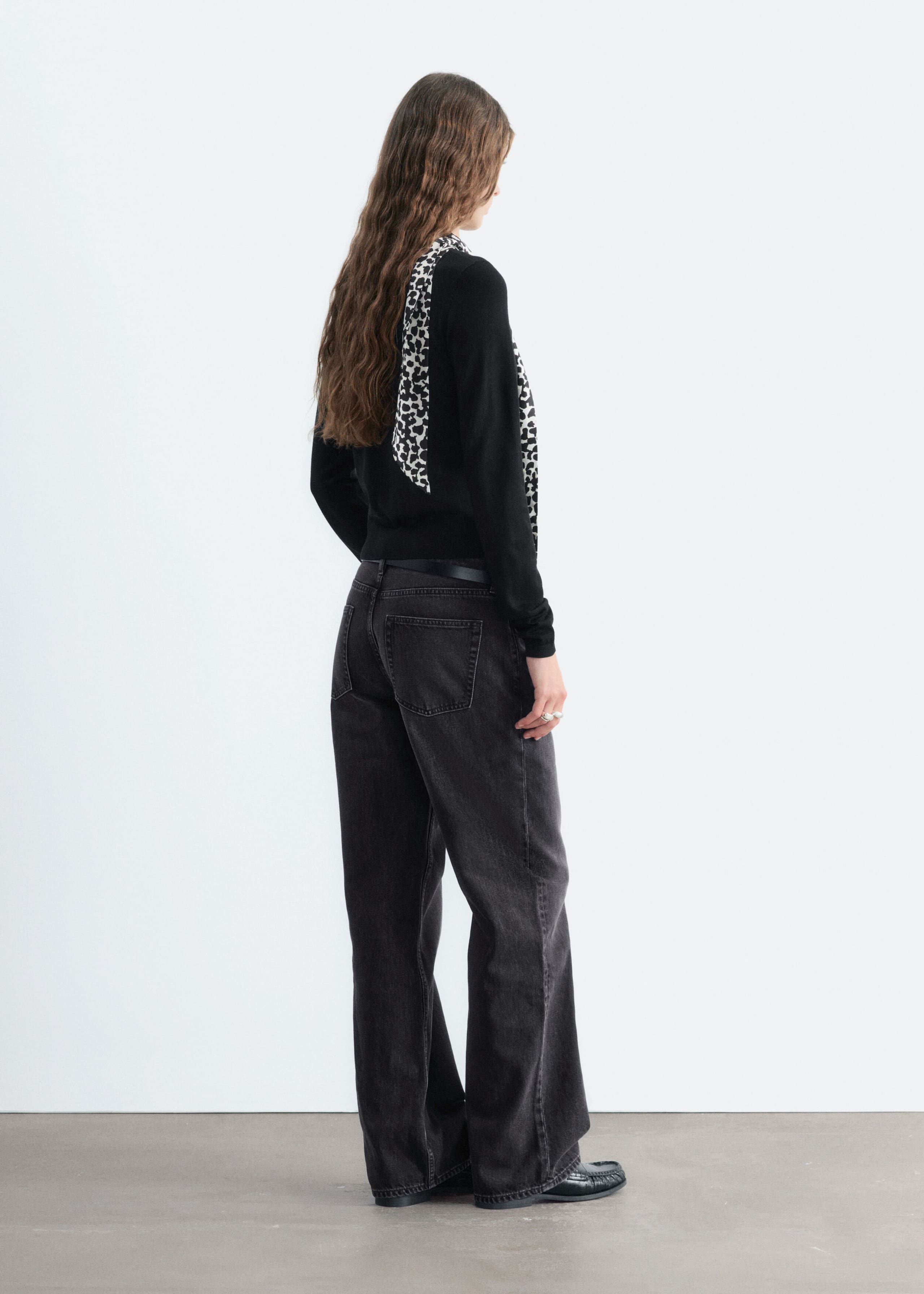 Wełniany sweter z jedwabnym kołnierzykiem – Czarny/Nadruk w panterkę – Lookbook
