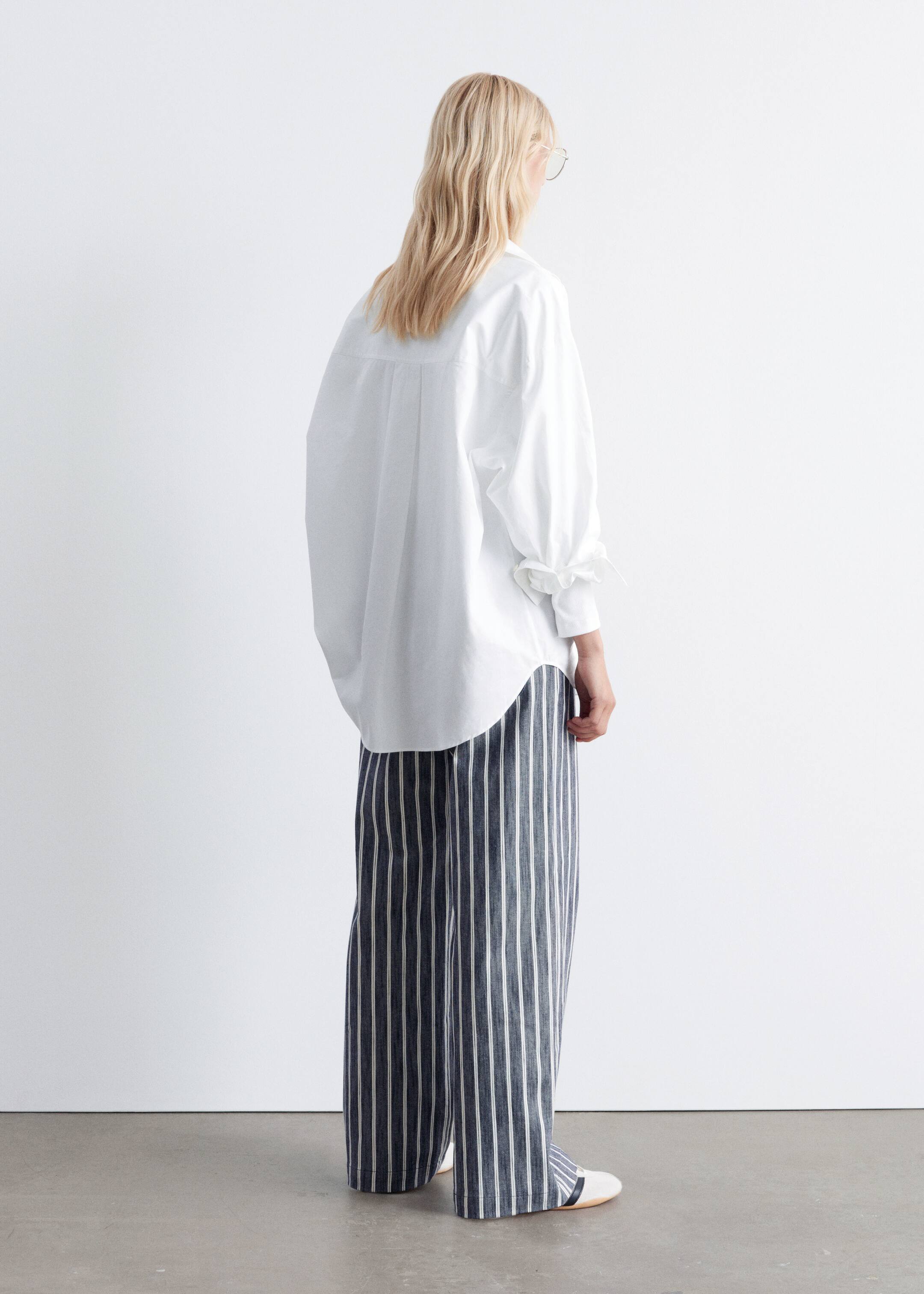 Vezi imaginea mai mare: Pantaloni din bumbac cu dungi - Bleumarin/Alb Dungi - FEMEI | H&M RO 4