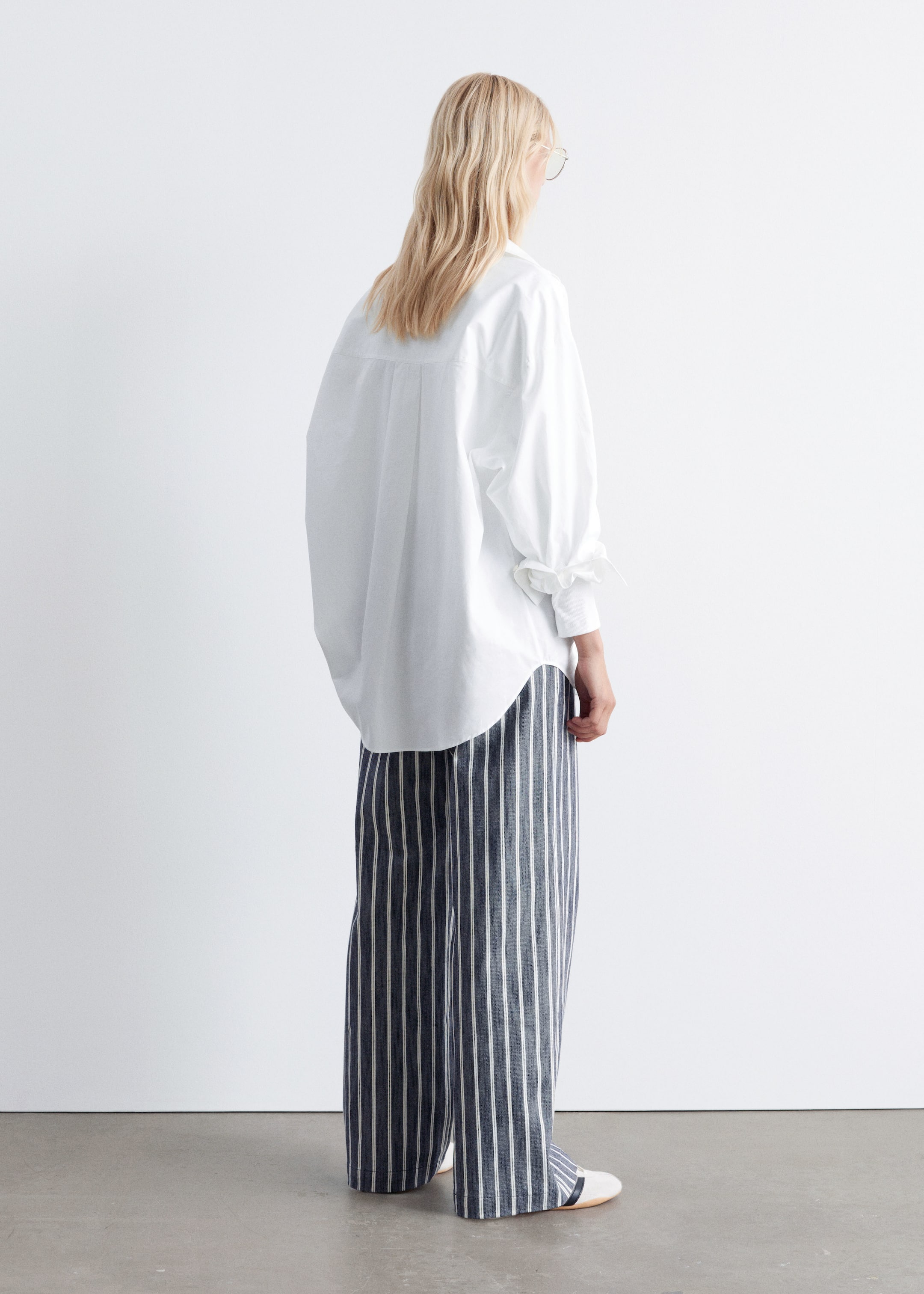 Grotere afbeelding bekijken: Katoenen broek met strepen - Marineblauwe/witte strepen - DAMES | H&M NL 4