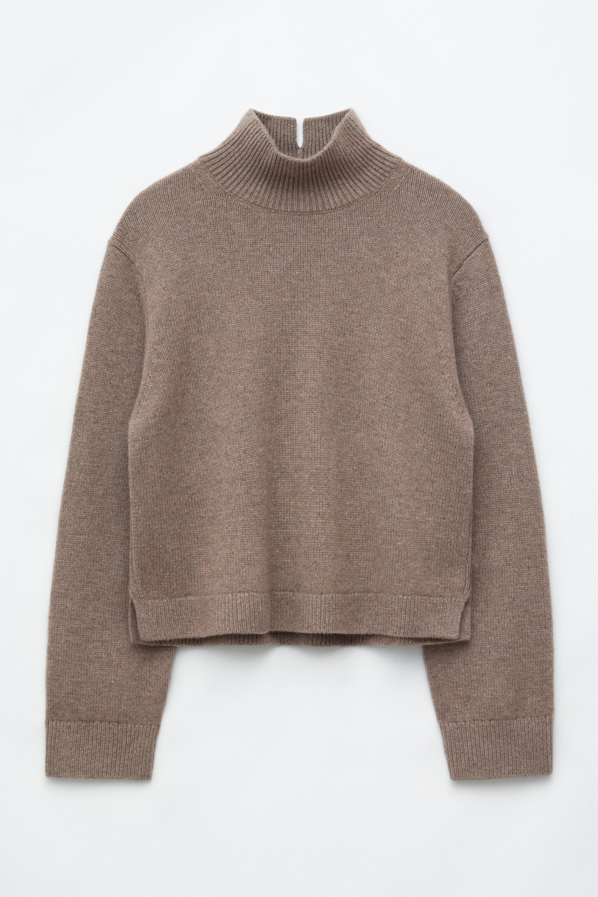 Visualizza immagine più grande: Un pullover a collo alto finto in misto lana-cashmere, in un colore marrone melange, è mostrato frontalmente, mettendo in risalto una silhouette rilassata con spalle scese. Il pullover presenta un collo finto a coste con un piccolo spacco sul retro, polsini a coste e un orlo a coste con spacchi laterali.