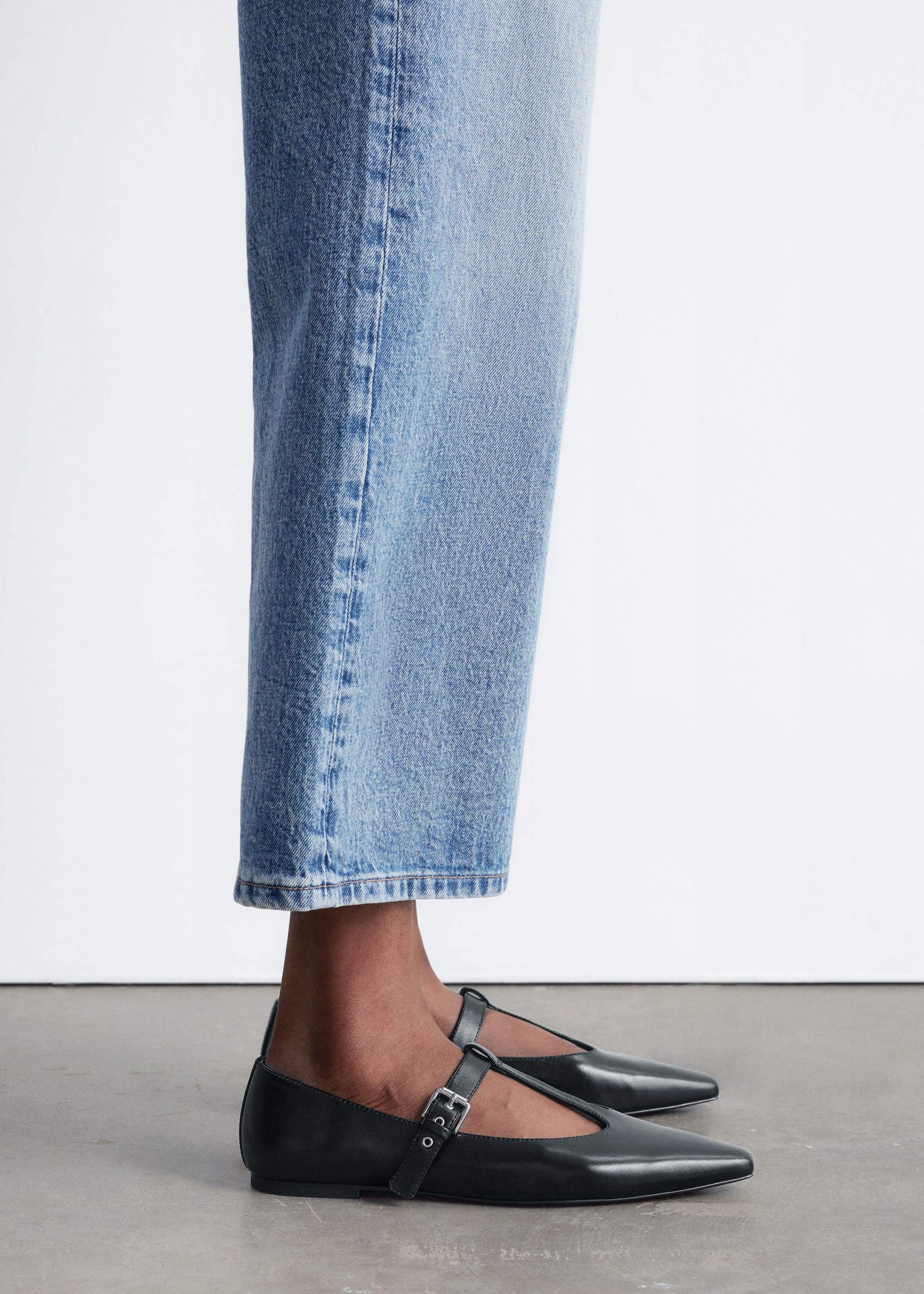 Größeres Bild anzeigen: Flache Ballerinas aus Leder mit T-Riemen - Schwarz - Ladies | H&M AT 1