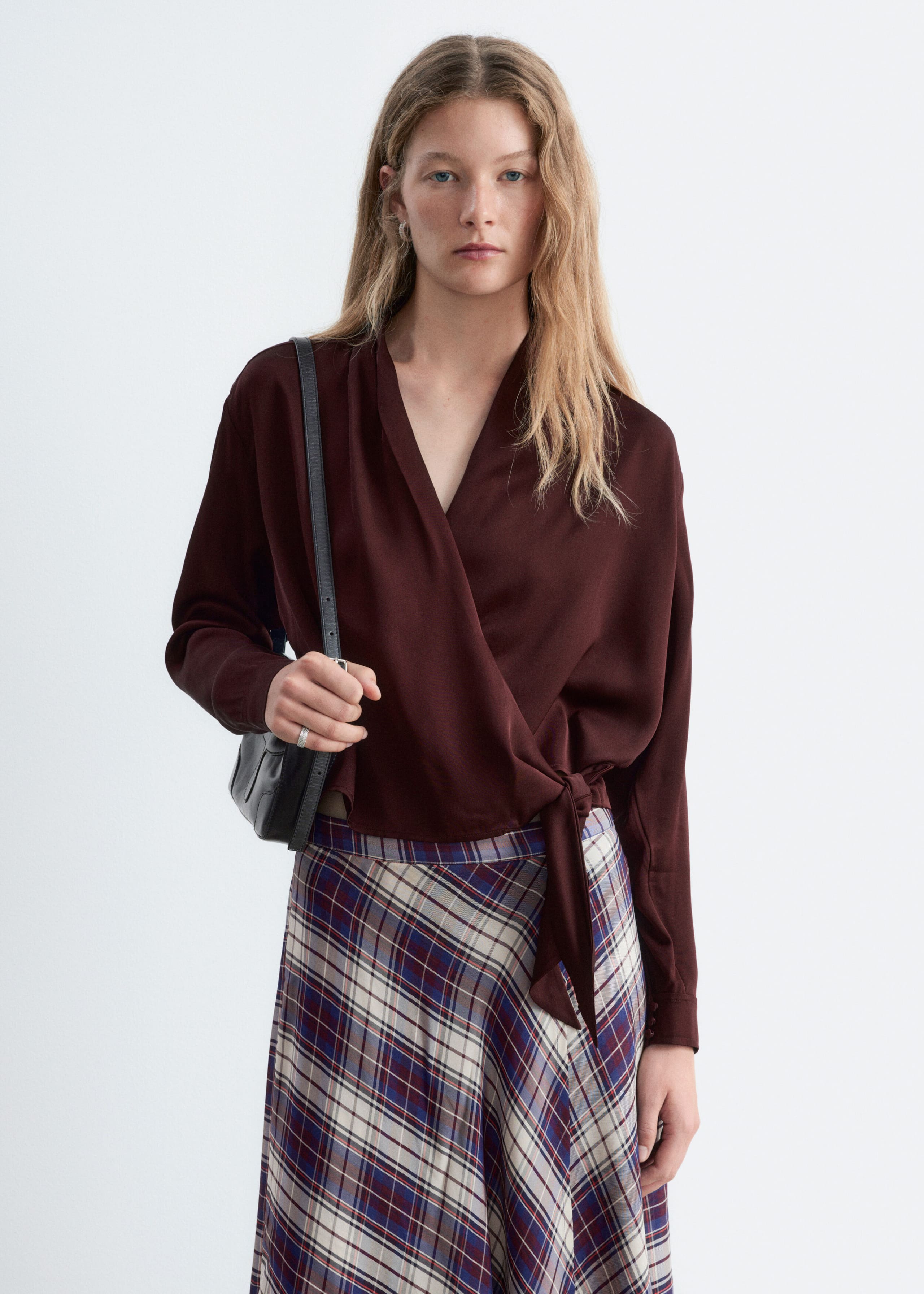 Bedruckte Wickelbluse - Dunkelrot - Lookbook