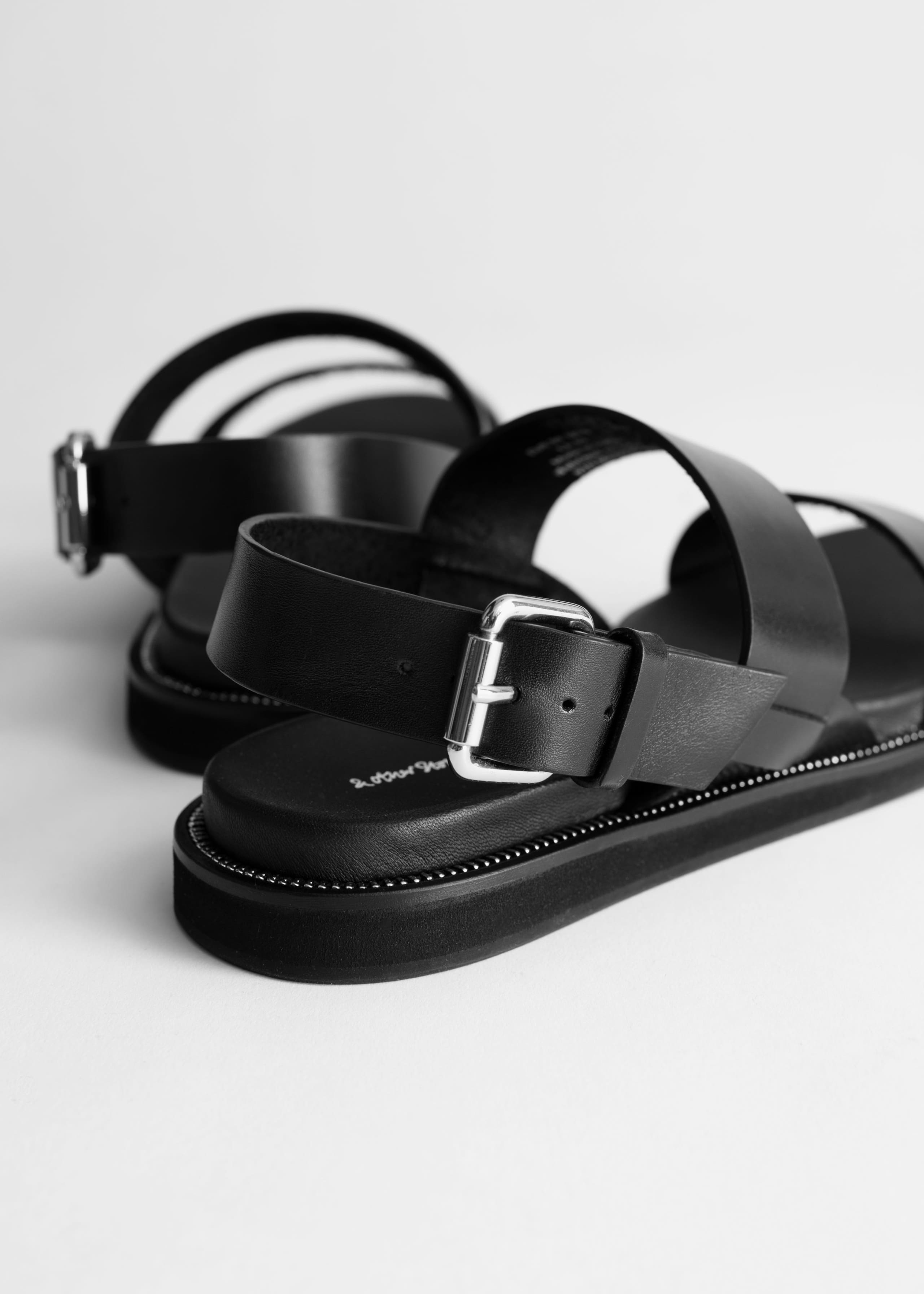 DiagonalSlingbackLeatherSandals - {{variantName}} - Detalle descriptivo