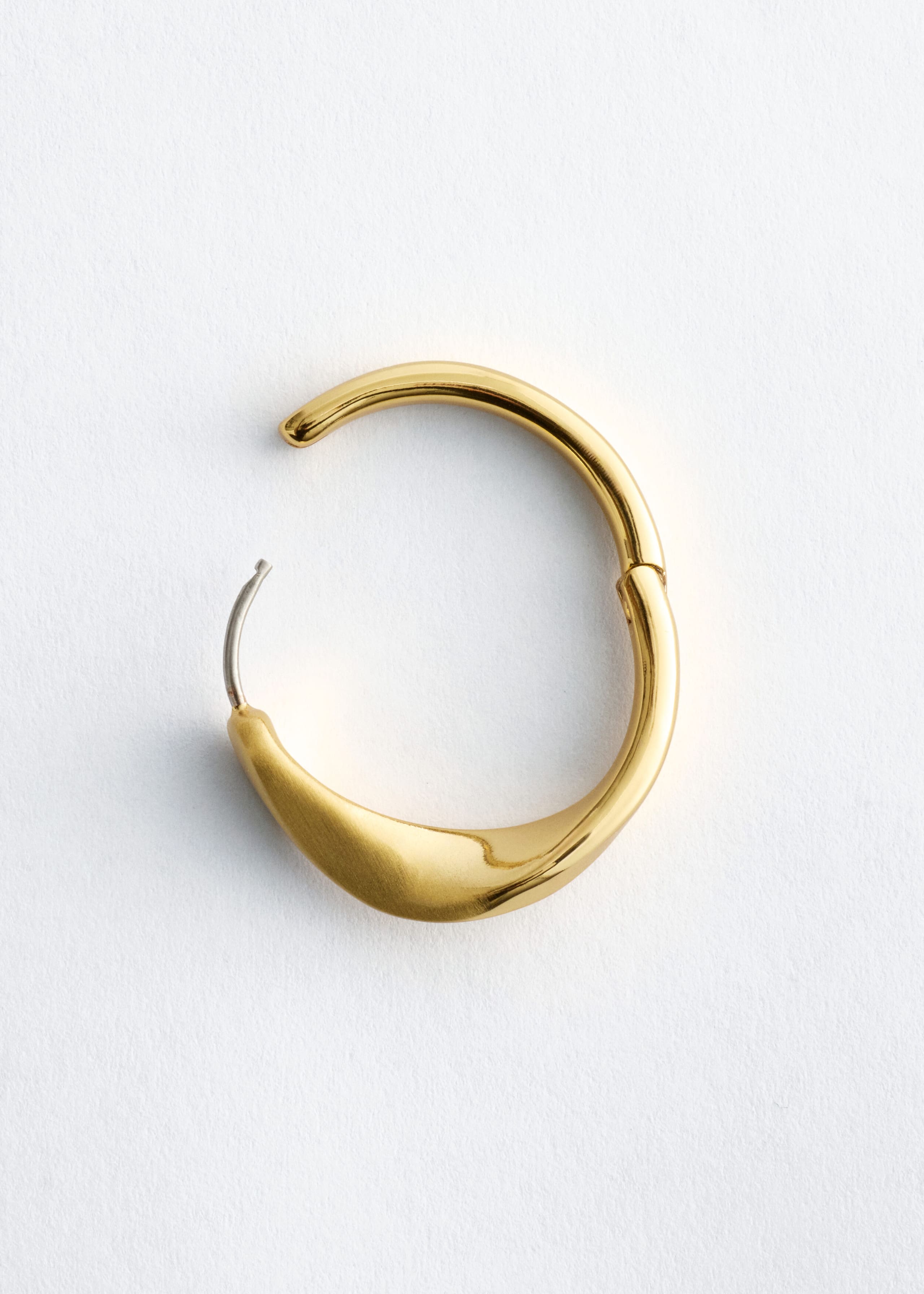Twisted Hoop Earrings - {{variantName}} - Descriptive Detail