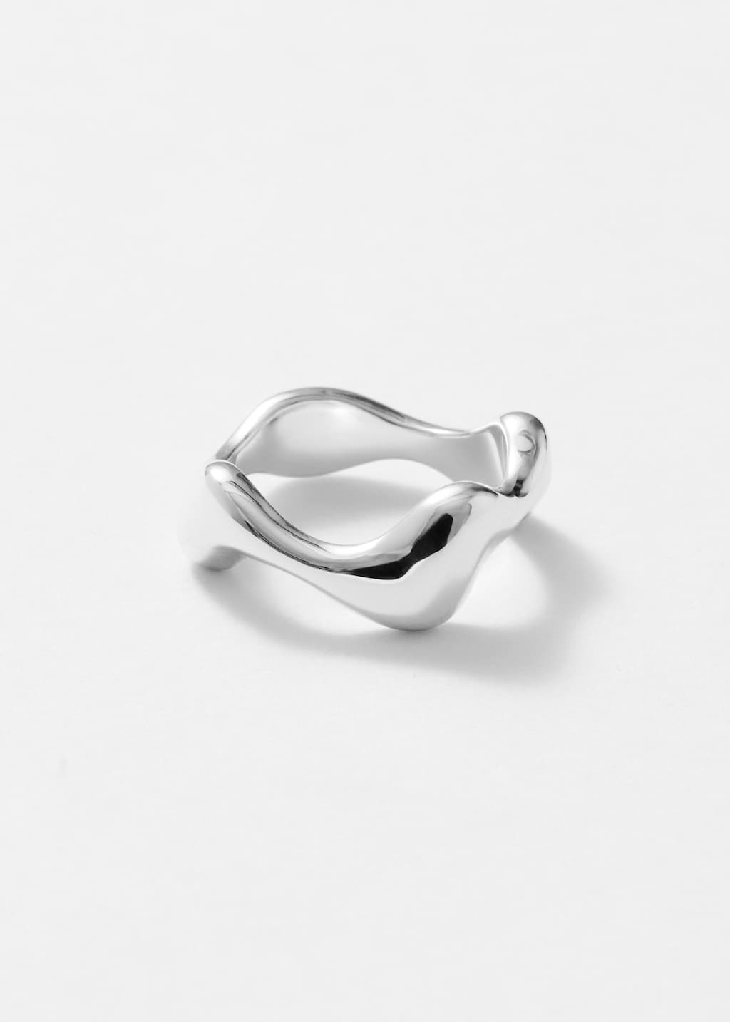 Vågformad ring