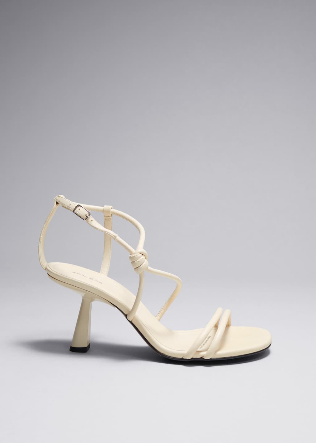 Sandalen mit Absatz und Knotendetail