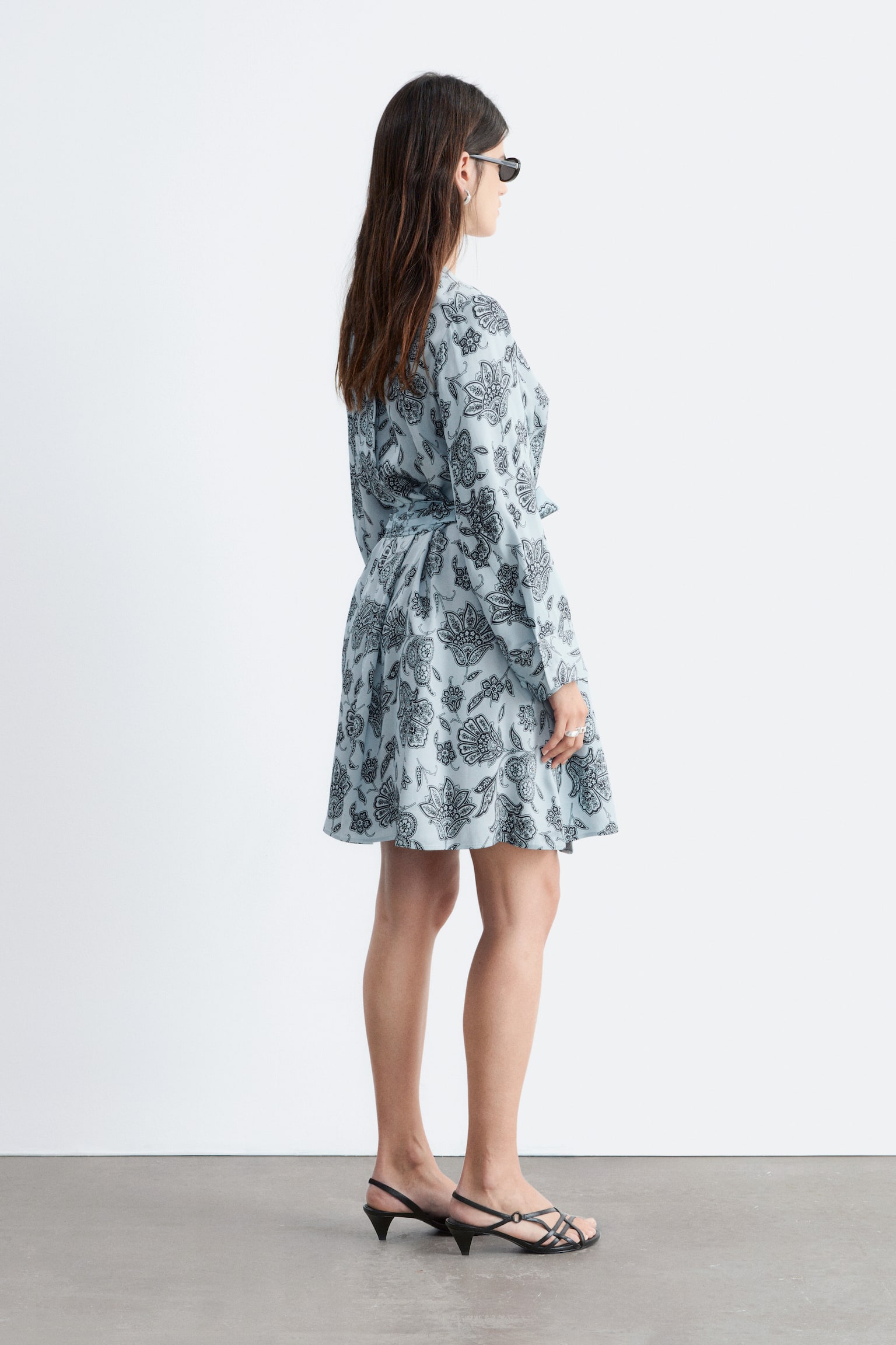 שמלת מעטפת מיני פרחונית - תכלת/הדפס פייזלי פרחוני - 8