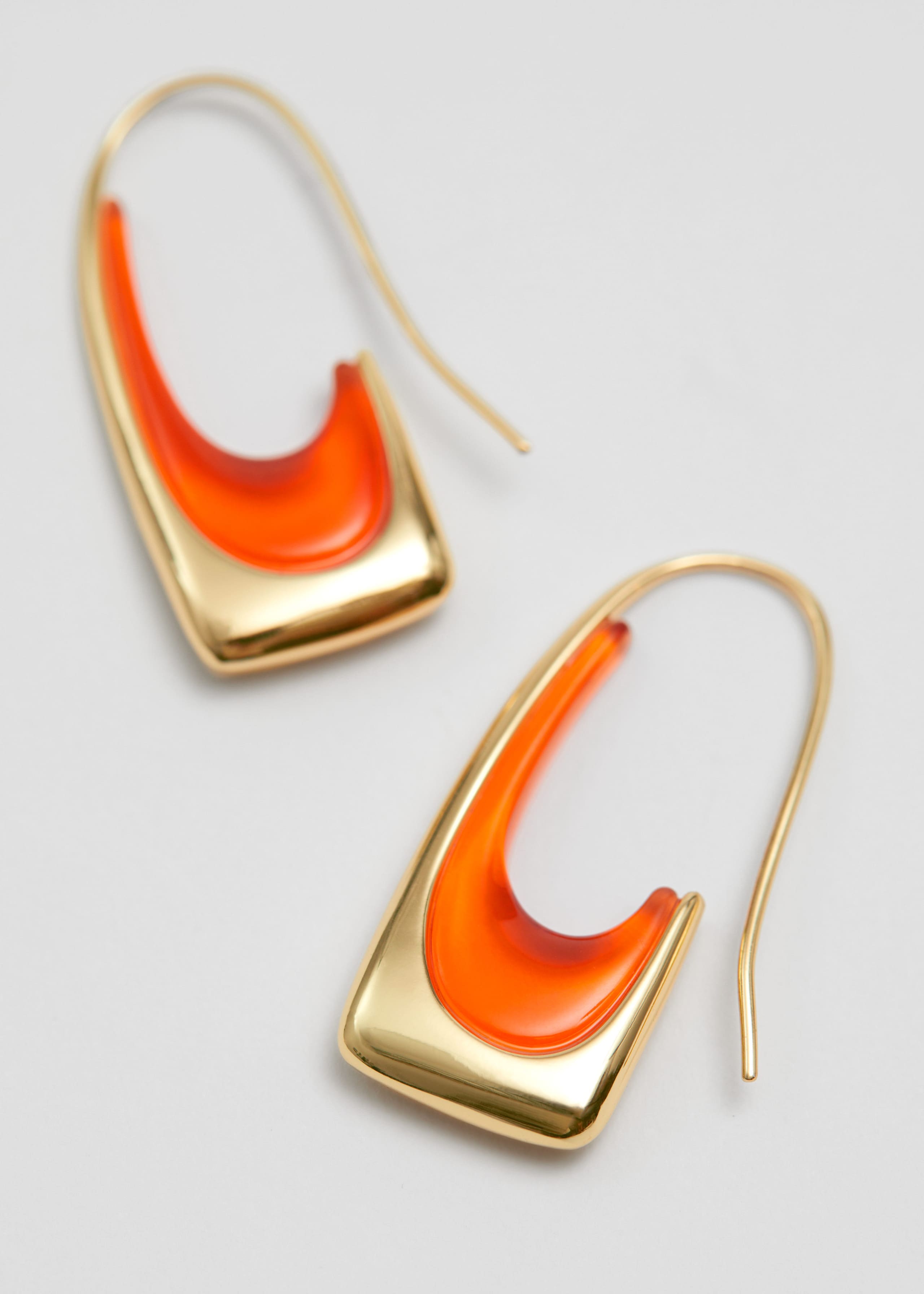 Lucent Hoop Earrings - {{variantName}} - Detalle descriptivo