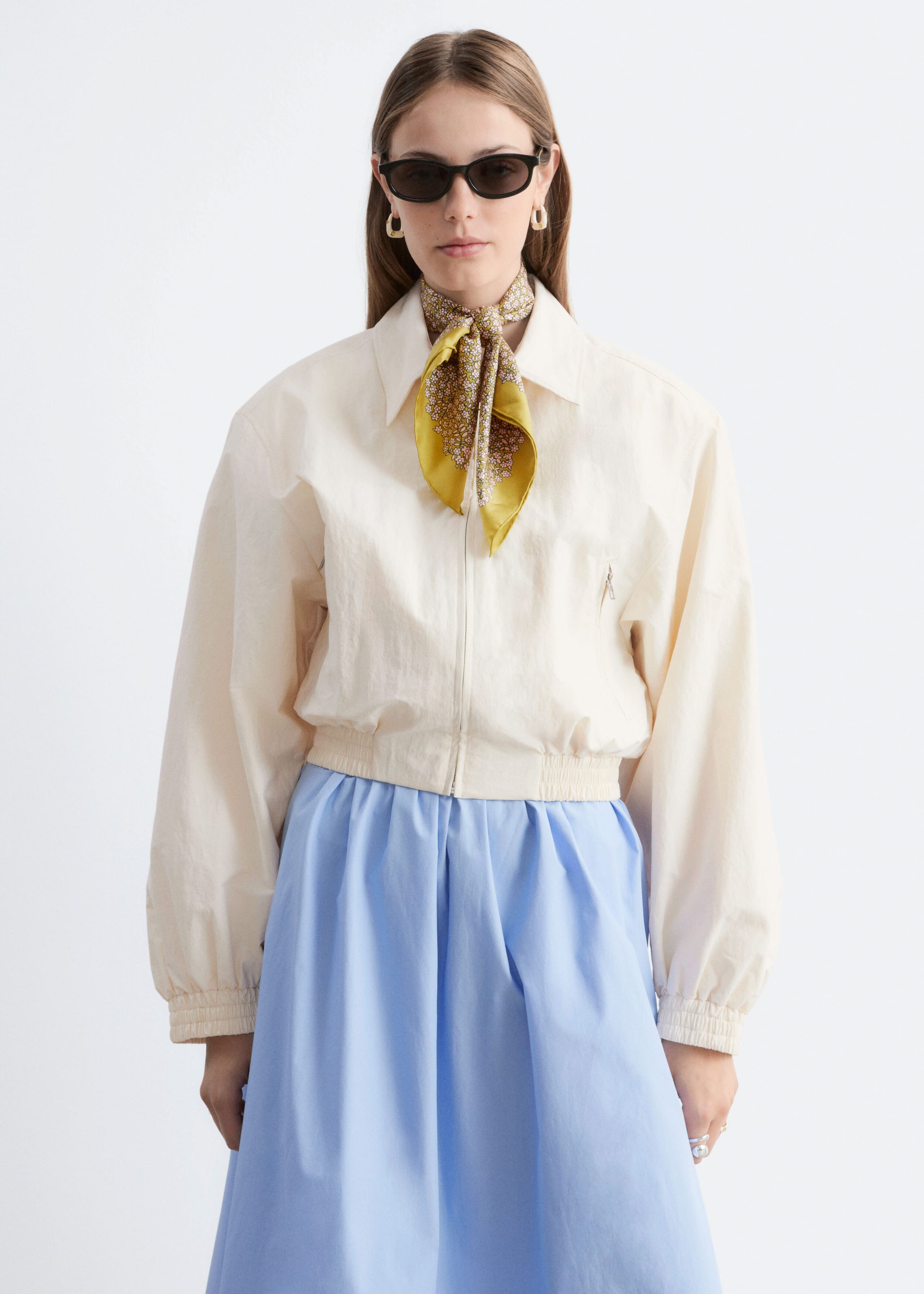 Kort jacka med dragkedja framtill – Ljusbeige – lookbook