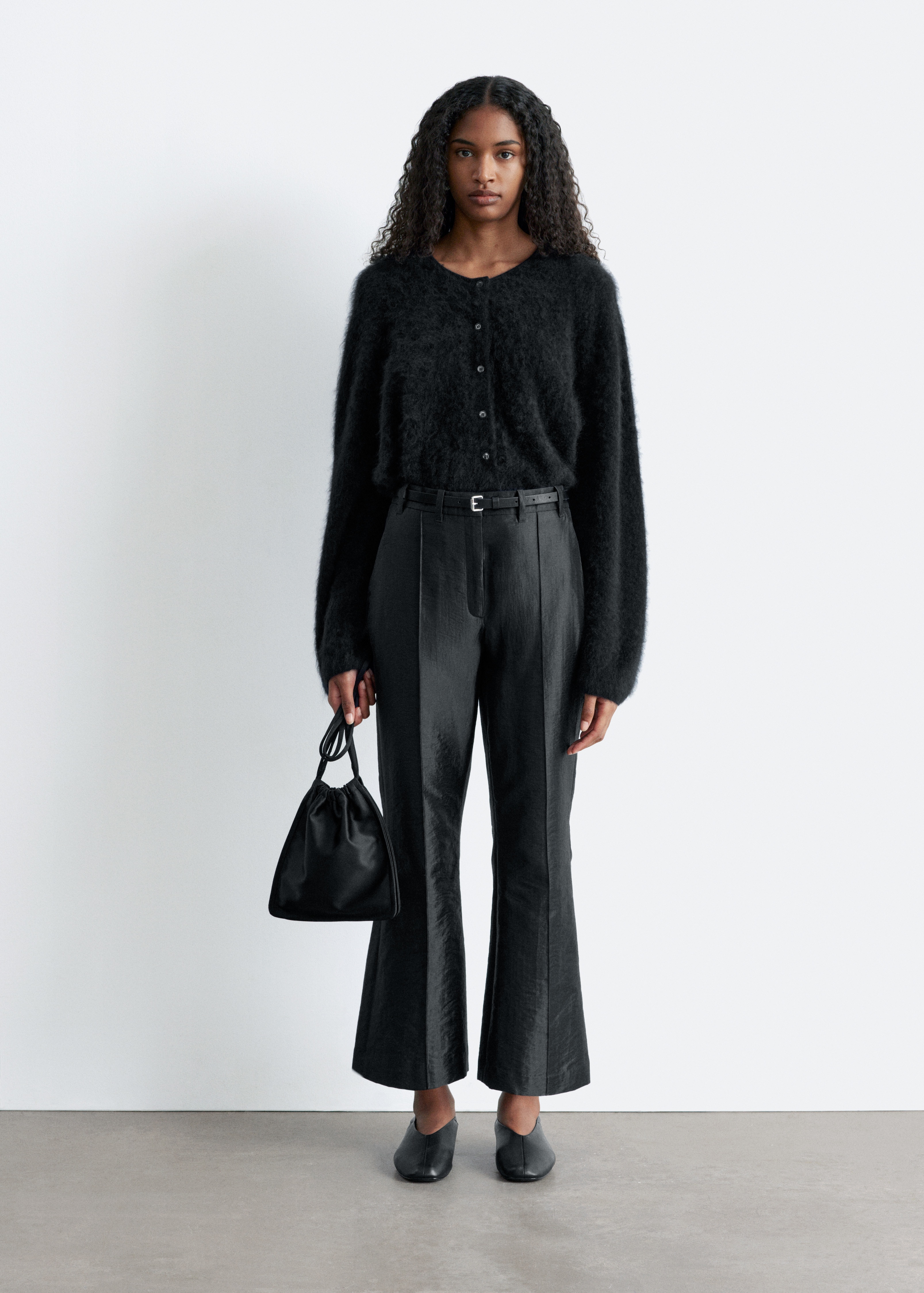 Satijnen broek met kick-flared pijpen - Zwart