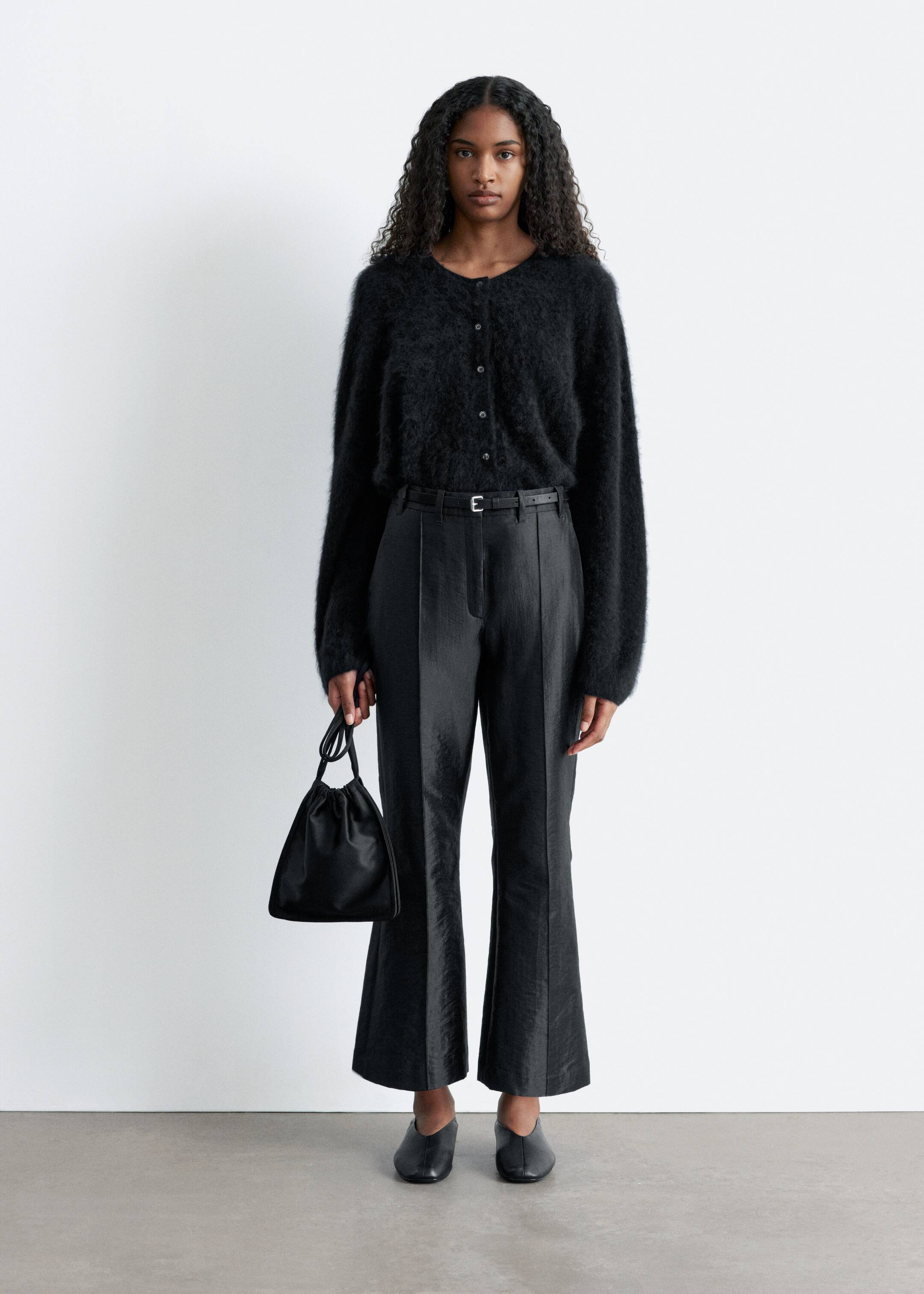 Visualizza immagine più grande: Pantaloni in raso kick-flare - Nero | H&M IT 1