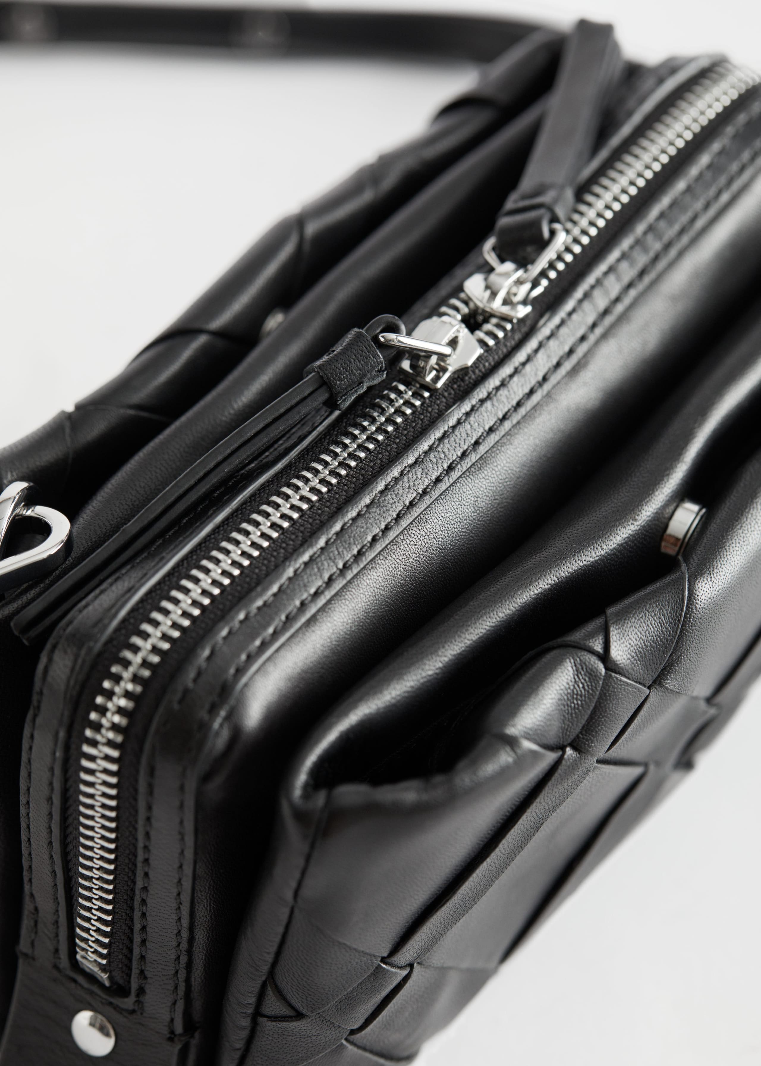 Leather Crossbody Bag - {{variantName}} - Descrizione dettagliata