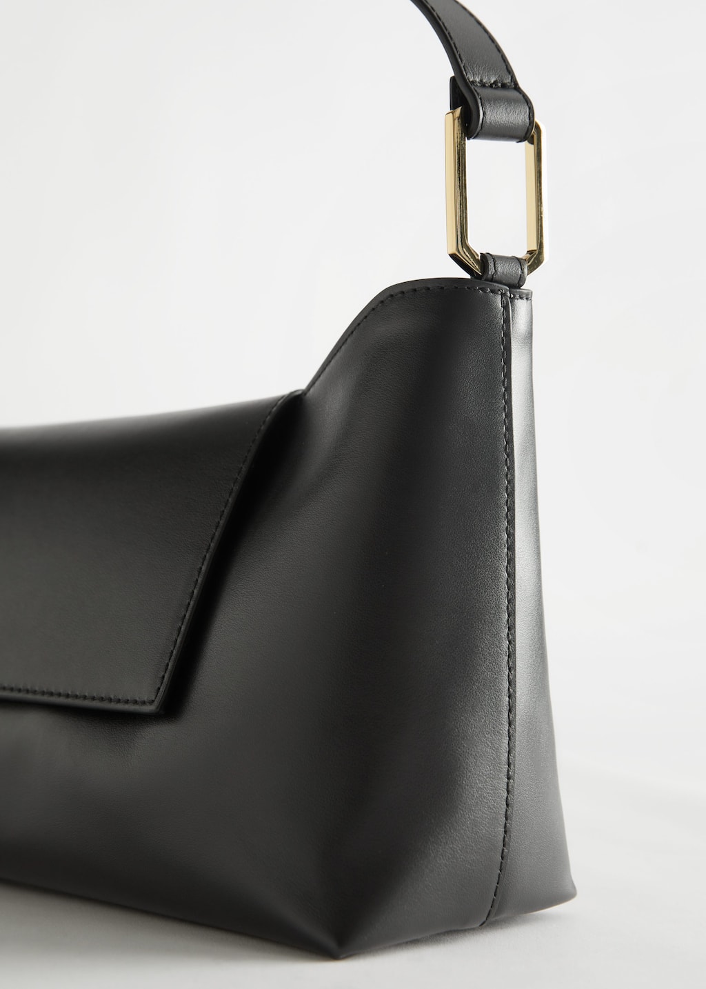 Buckled Leather Shoulder Bag - {{variantName}} - Descrizione dettagliata