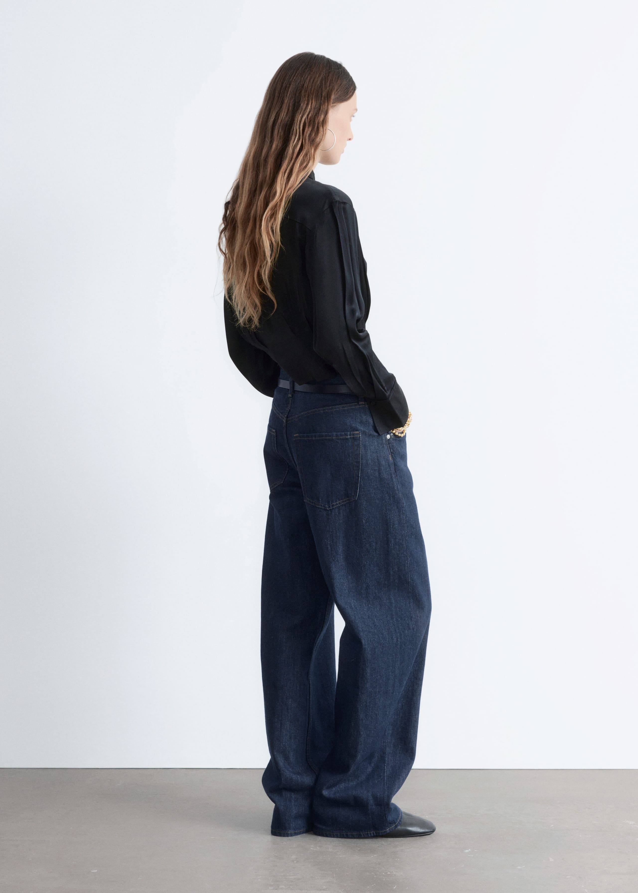 Chemise cintrée en satin - Noir - Lookbook