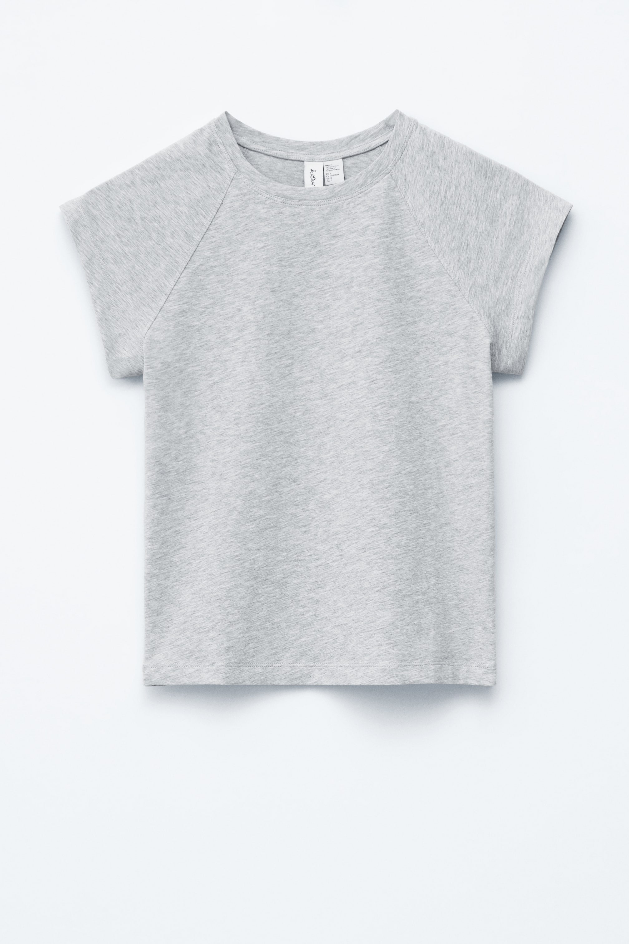 Ver imagen más grande: Se muestra una camiseta gris claro desde el FRENTE, con un corte ajustado y mangas raglán cortas.