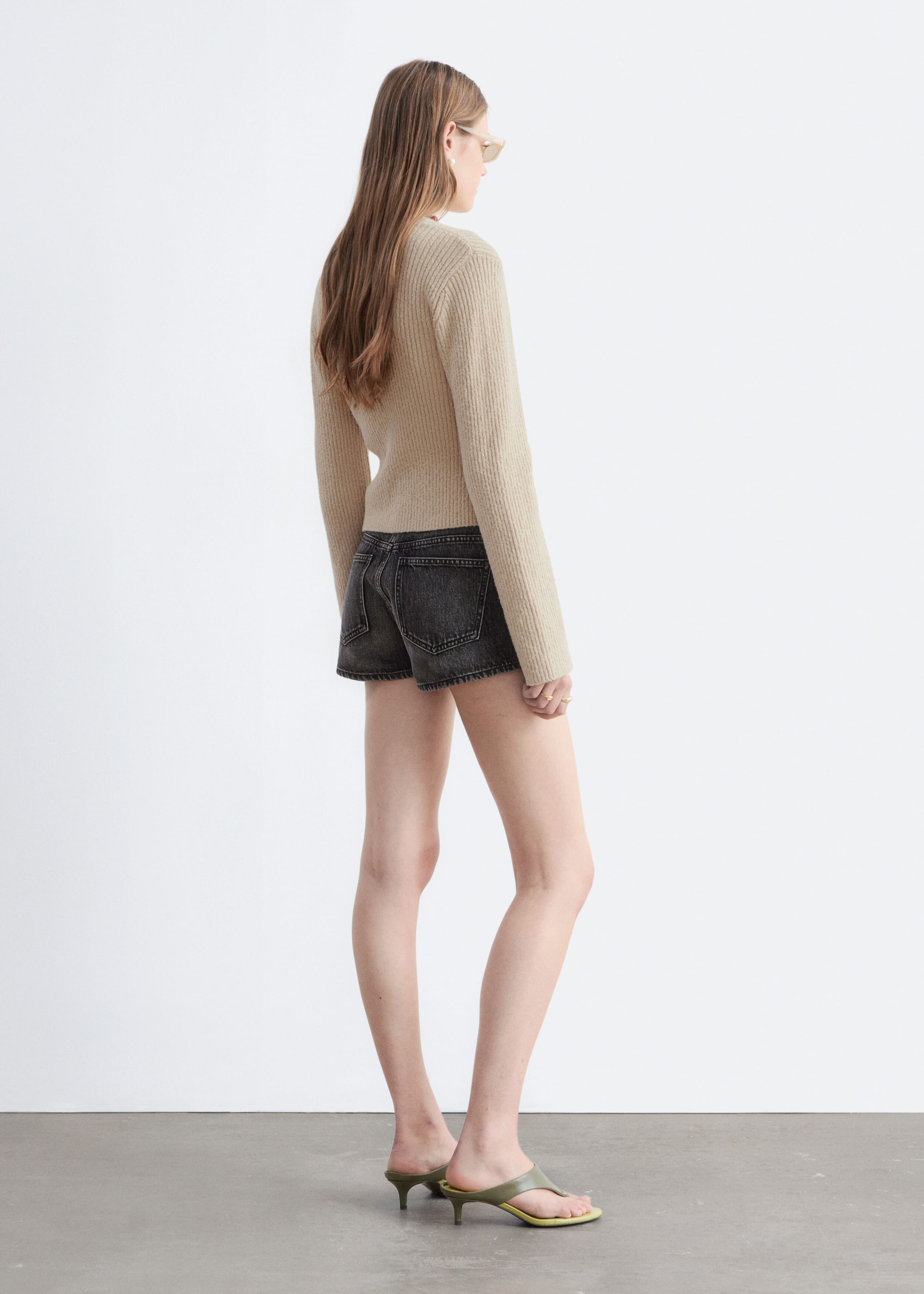 Mini-Jeansshorts mit niedrigem Bund - Mittelblau - Lookbook