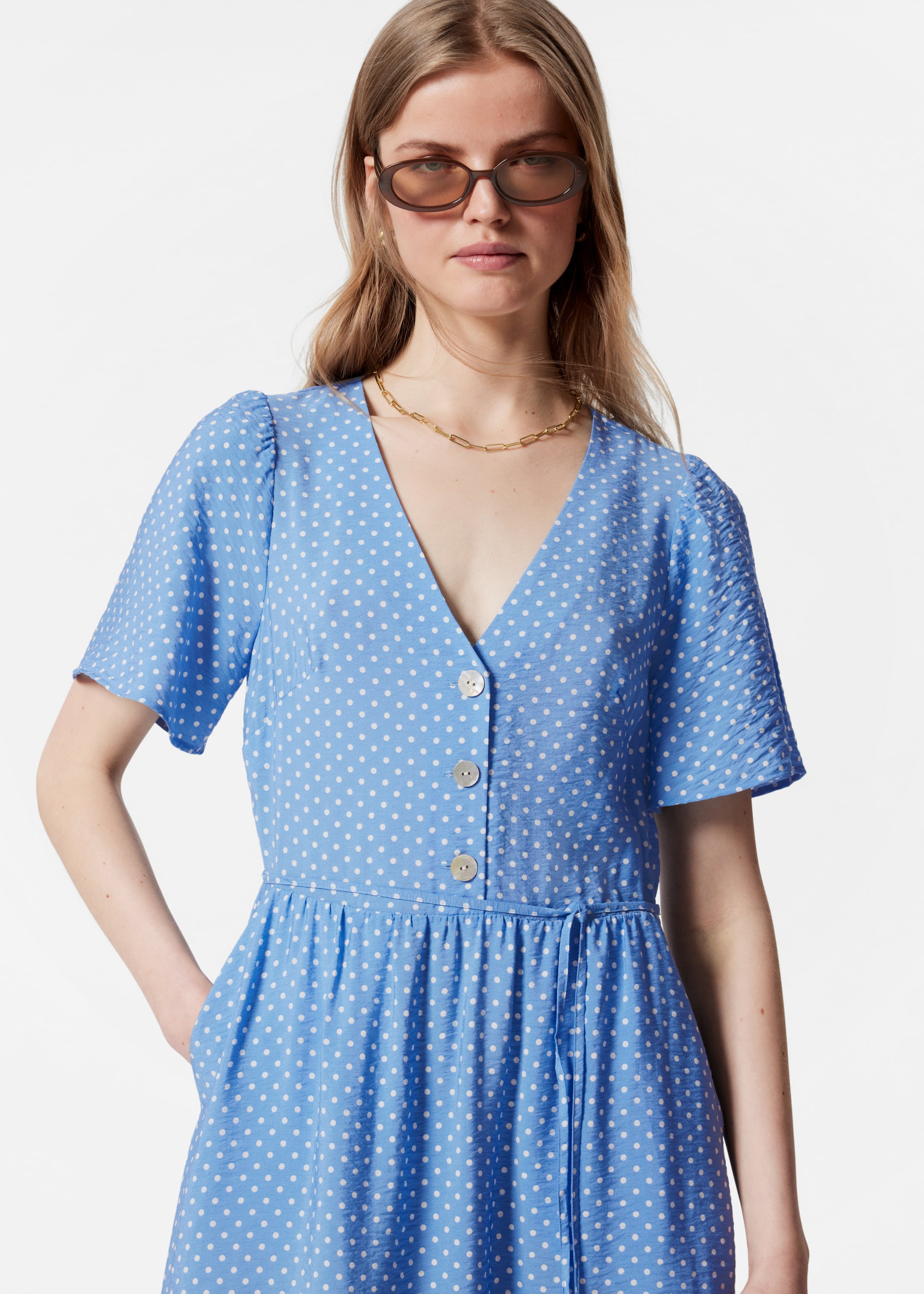 Näytä suurempi kuva: Midimekko v-kaula-aukolla - Sininen pilkkukuvio - NAISET | H&M FI 2